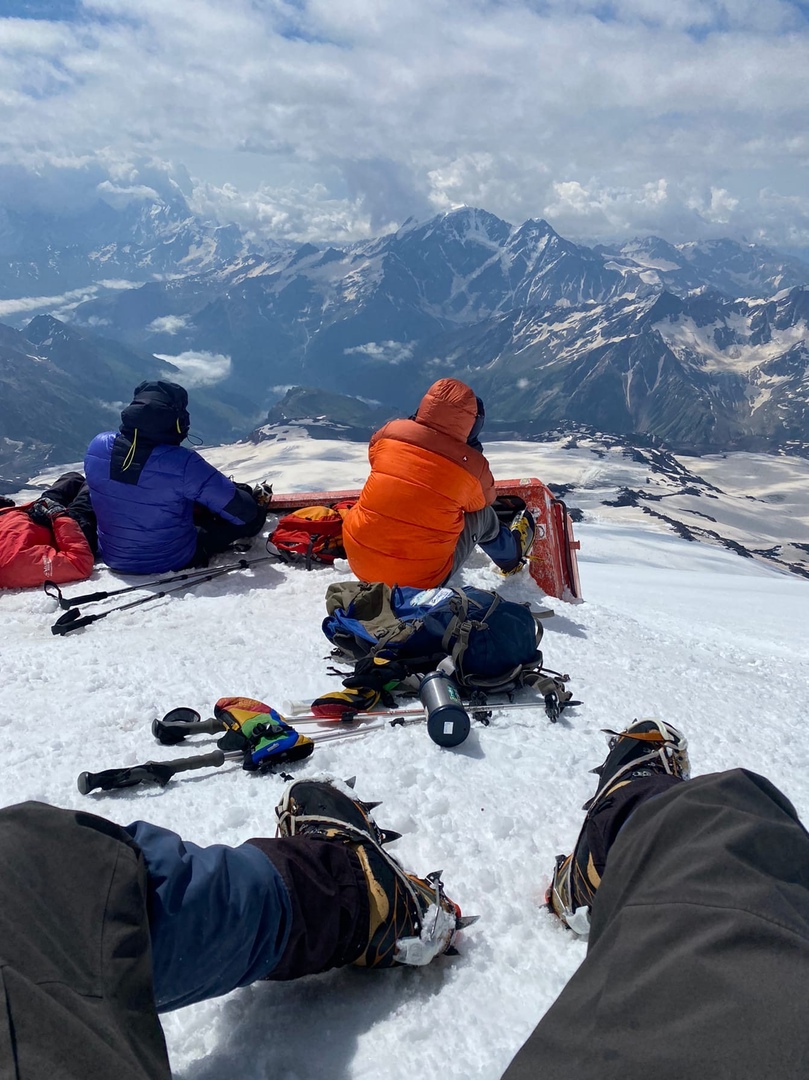 Валентин Пахомов – частый гость наших публикаций. Простой владимирский парень сначала организовал в соцсети во «ВКонтакте» паблик «Подслушано Автомобилистов | Владимир», потом открыл магазин Smart Shop; ведет личный блог о путешествиях и жизни за границей. Валентин занимается серфингом, дружит с вулканами, плавает с черепахами. А не так давно – взял да и покорил Эльбрус.