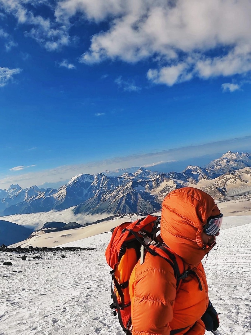 Валентин Пахомов – частый гость наших публикаций. Простой владимирский парень сначала организовал в соцсети во «ВКонтакте» паблик «Подслушано Автомобилистов | Владимир», потом открыл магазин Smart Shop; ведет личный блог о путешествиях и жизни за границей. Валентин занимается серфингом, дружит с вулканами, плавает с черепахами. А не так давно – взял да и покорил Эльбрус.
