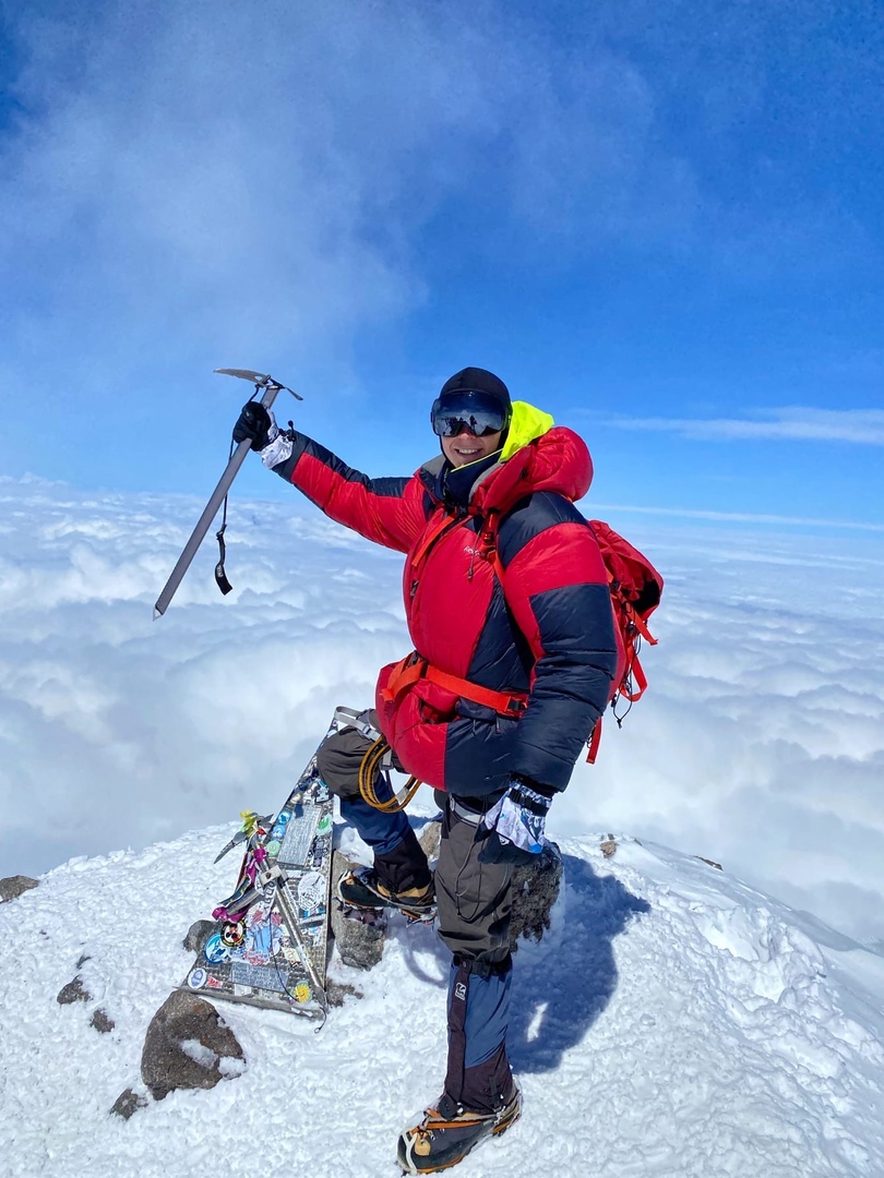 Валентин Пахомов – частый гость наших публикаций. Простой владимирский парень сначала организовал в соцсети во «ВКонтакте» паблик «Подслушано Автомобилистов | Владимир», потом открыл магазин Smart Shop; ведет личный блог о путешествиях и жизни за границей. Валентин занимается серфингом, дружит с вулканами, плавает с черепахами. А не так давно – взял да и покорил Эльбрус.