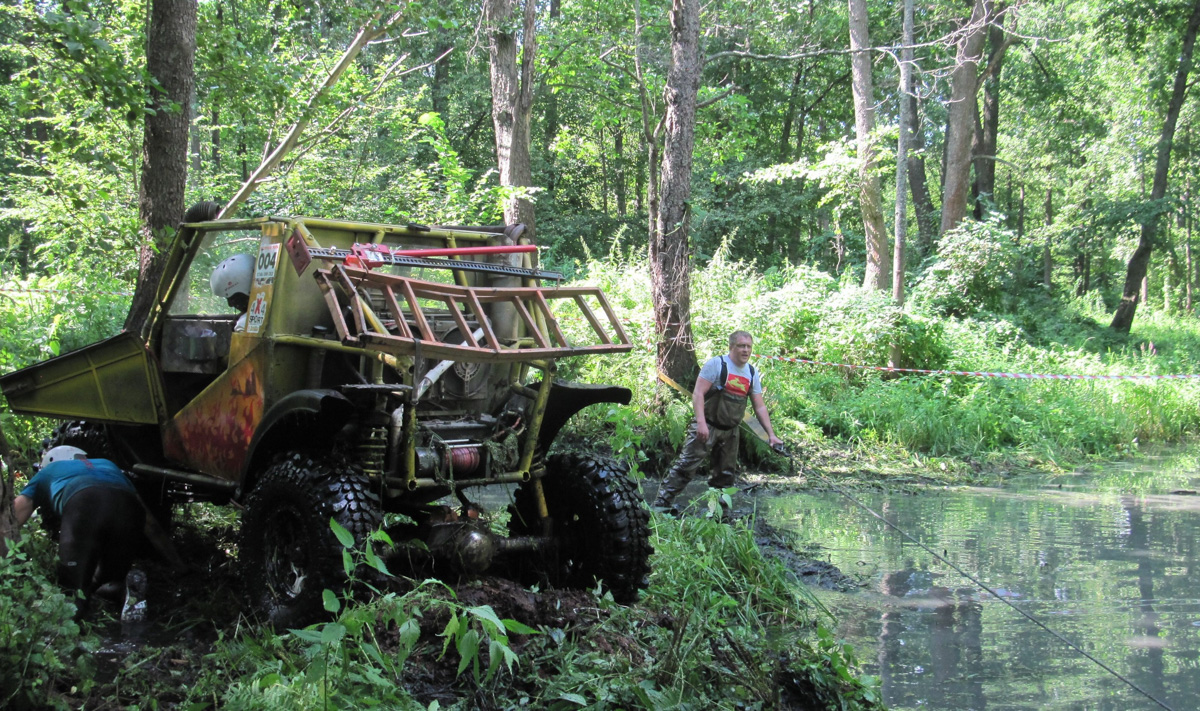 Фестиваль «Мстёрские тропы» проводится с 2014 года. Это традиционные соревнования для мото- и квадротехники, к которым на сей раз присоединились авто. Что из этого получилось? Конечно, яркое зрелище и много адреналина!