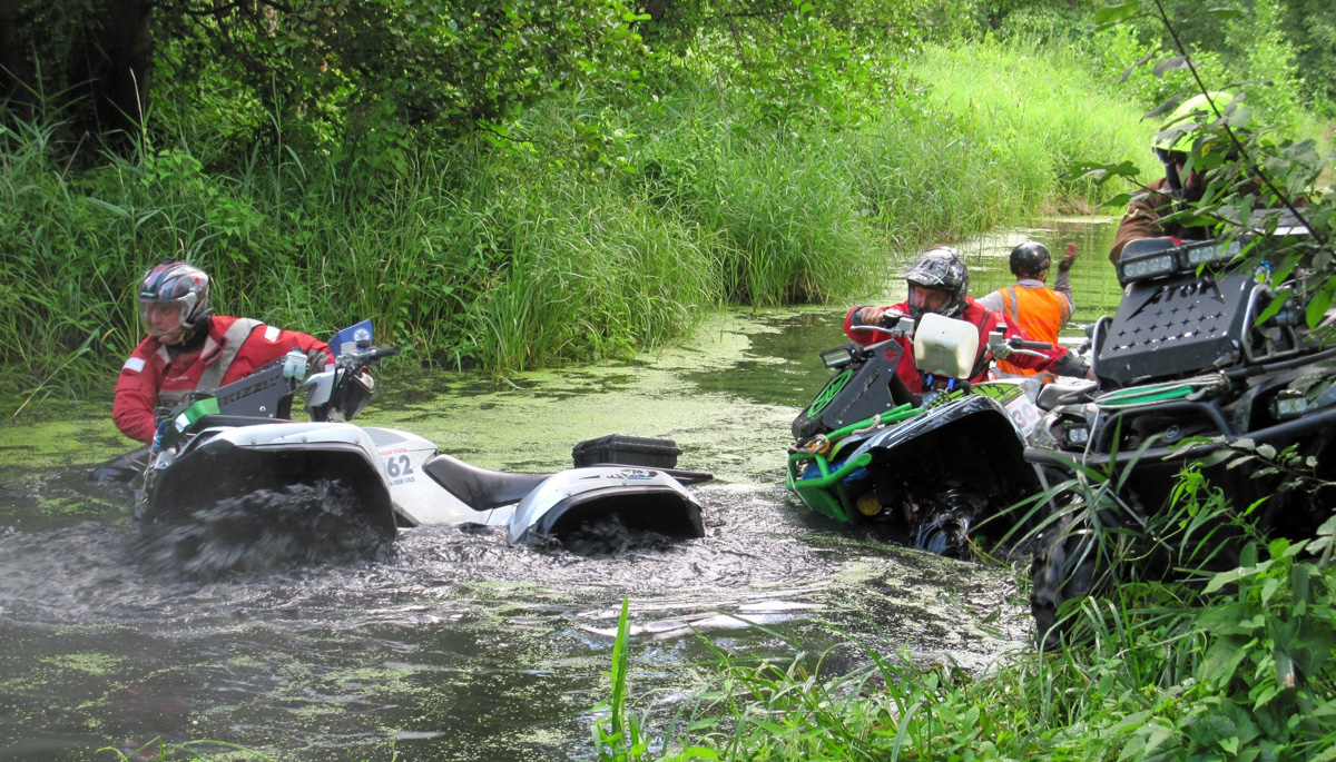 Фестиваль «Мстёрские тропы» проводится с 2014 года. Это традиционные соревнования для мото- и квадротехники, к которым на сей раз присоединились авто. Что из этого получилось? Конечно, яркое зрелище и много адреналина!