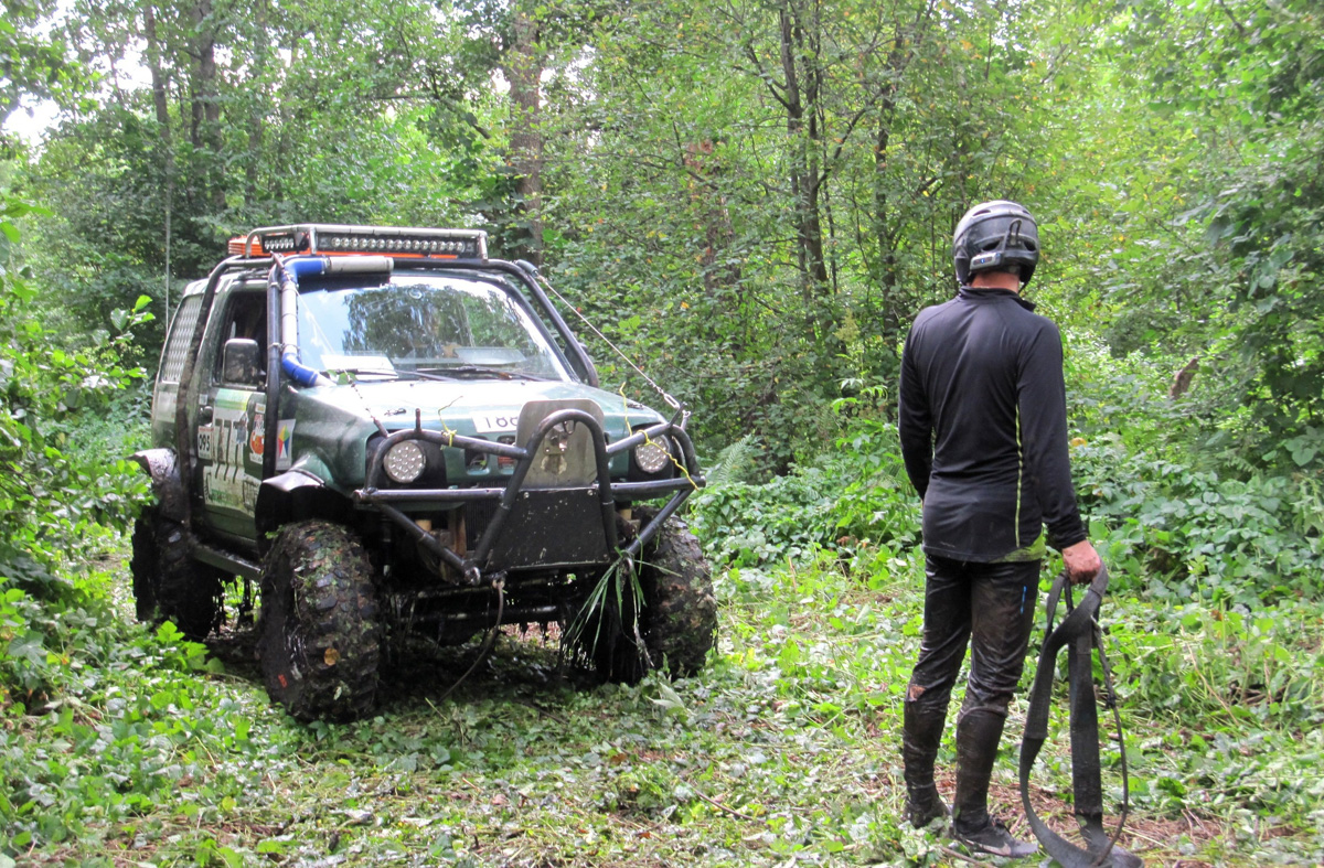 Фестиваль «Мстёрские тропы» проводится с 2014 года. Это традиционные соревнования для мото- и квадротехники, к которым на сей раз присоединились авто. Что из этого получилось? Конечно, яркое зрелище и много адреналина!
