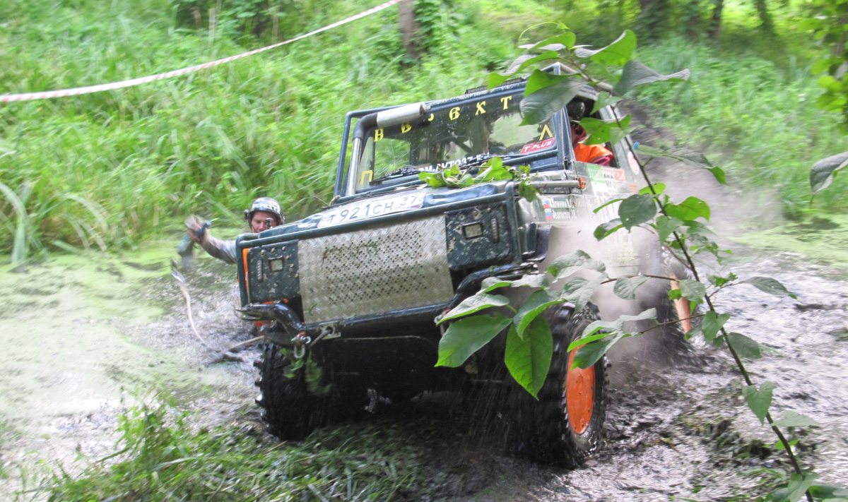 Фестиваль «Мстёрские тропы» проводится с 2014 года. Это традиционные соревнования для мото- и квадротехники, к которым на сей раз присоединились авто. Что из этого получилось? Конечно, яркое зрелище и много адреналина!