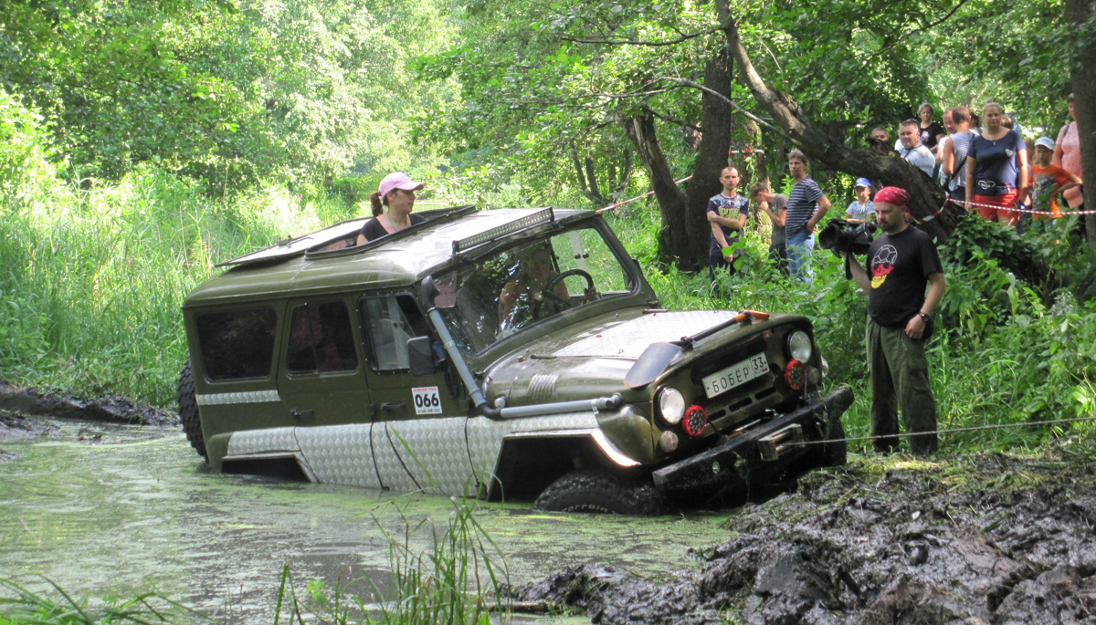 Фестиваль «Мстёрские тропы» проводится с 2014 года. Это традиционные соревнования для мото- и квадротехники, к которым на сей раз присоединились авто. Что из этого получилось? Конечно, яркое зрелище и много адреналина!
