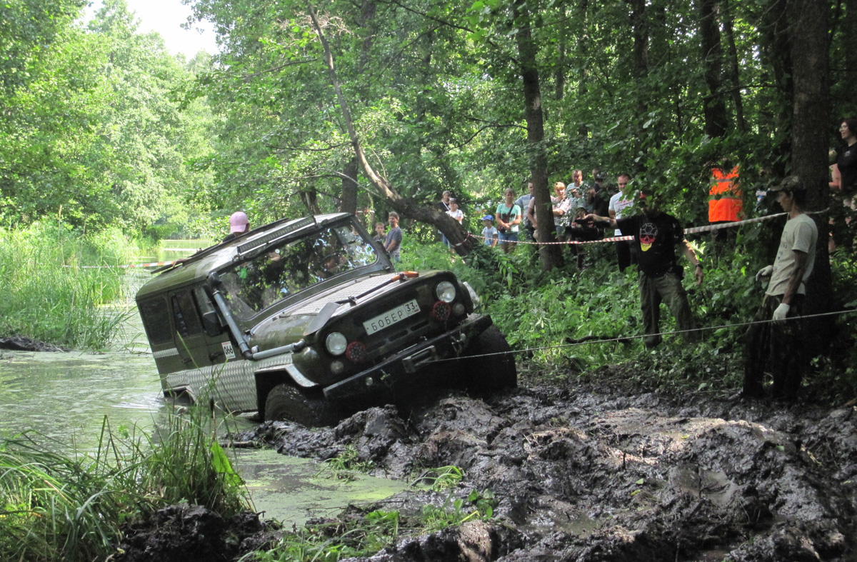 Фестиваль «Мстёрские тропы» проводится с 2014 года. Это традиционные соревнования для мото- и квадротехники, к которым на сей раз присоединились авто. Что из этого получилось? Конечно, яркое зрелище и много адреналина!