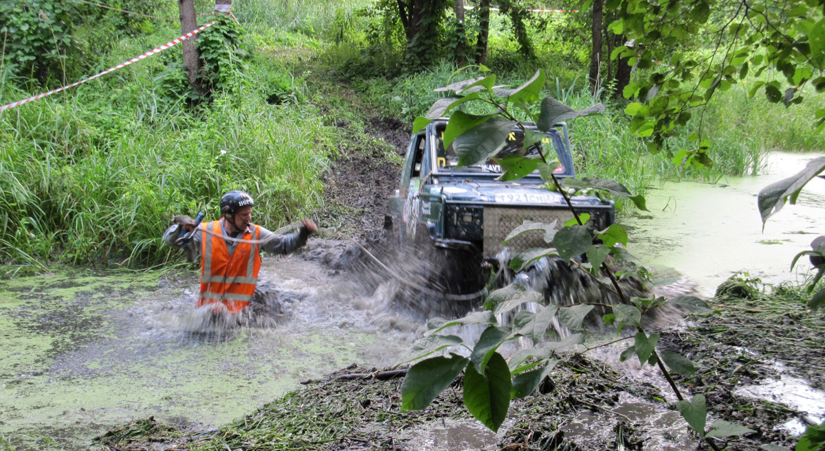 Фестиваль «Мстёрские тропы» проводится с 2014 года. Это традиционные соревнования для мото- и квадротехники, к которым на сей раз присоединились авто. Что из этого получилось? Конечно, яркое зрелище и много адреналина!