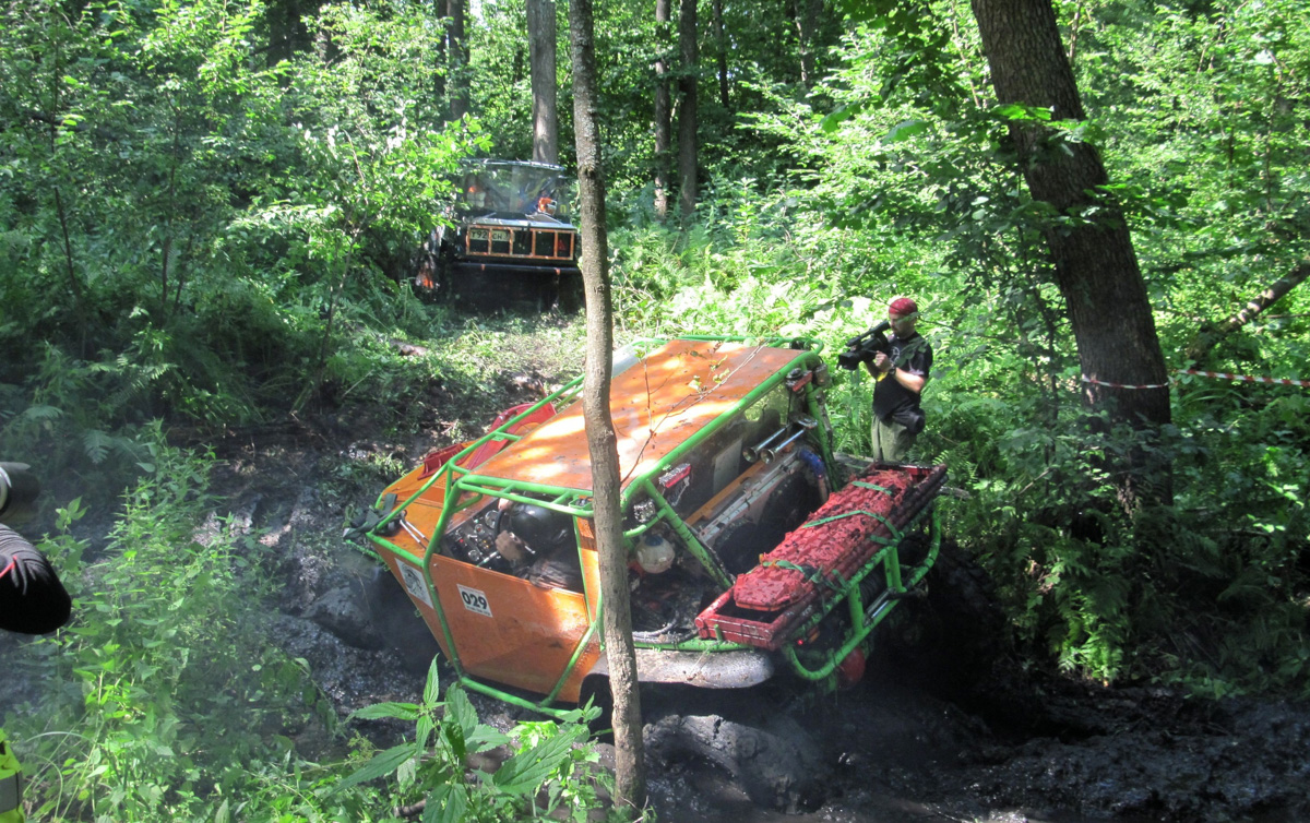 Фестиваль «Мстёрские тропы» проводится с 2014 года. Это традиционные соревнования для мото- и квадротехники, к которым на сей раз присоединились авто. Что из этого получилось? Конечно, яркое зрелище и много адреналина!