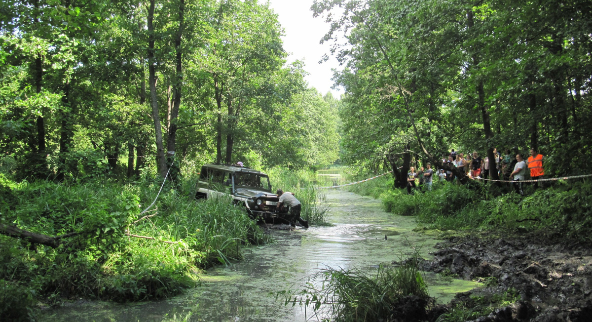 Фестиваль «Мстёрские тропы» проводится с 2014 года. Это традиционные соревнования для мото- и квадротехники, к которым на сей раз присоединились авто. Что из этого получилось? Конечно, яркое зрелище и много адреналина!