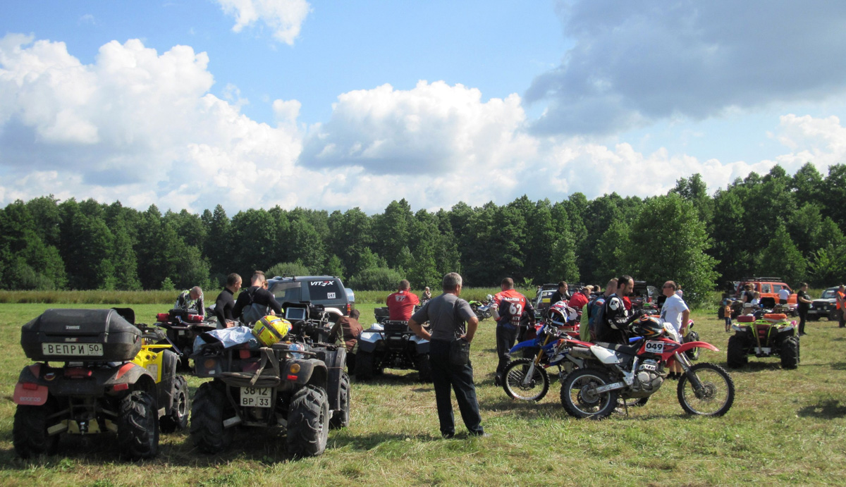 Фестиваль «Мстёрские тропы» проводится с 2014 года. Это традиционные соревнования для мото- и квадротехники, к которым на сей раз присоединились авто. Что из этого получилось? Конечно, яркое зрелище и много адреналина!