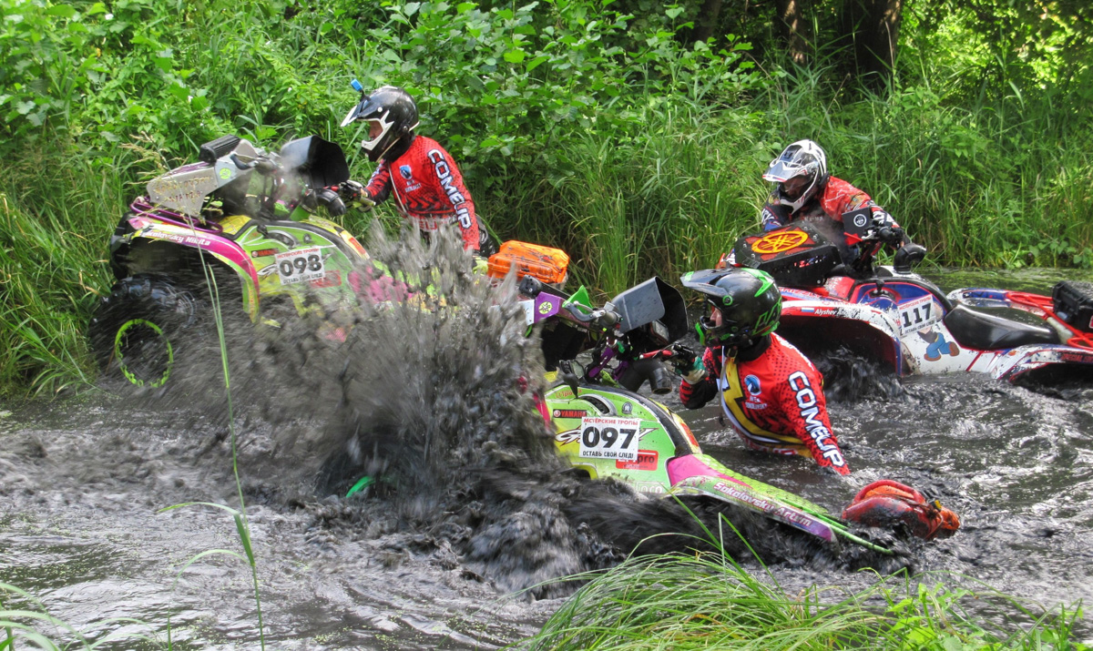 Фестиваль «Мстёрские тропы» проводится с 2014 года. Это традиционные соревнования для мото- и квадротехники, к которым на сей раз присоединились авто. Что из этого получилось? Конечно, яркое зрелище и много адреналина!