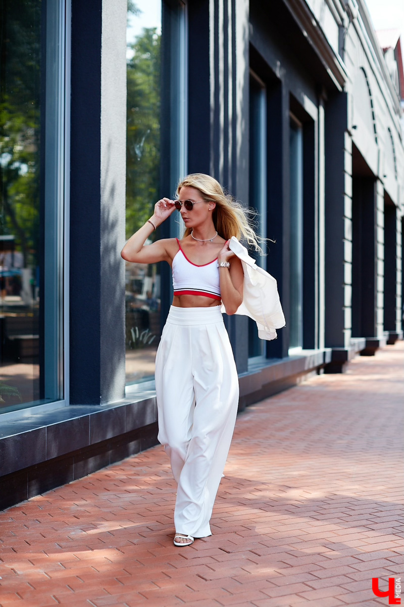 Влада Energy - активная и увлекающаяся личность. Девушка совмещает работу видеографа для коммерческих проектов, консультирует девушек, будучи спортивным нутрициологом, и ведет свой блог в Инстаграме. На съемку Влада приехала с целым чемоданом вещей, потому что привыкла всегда быть во всеоружии.