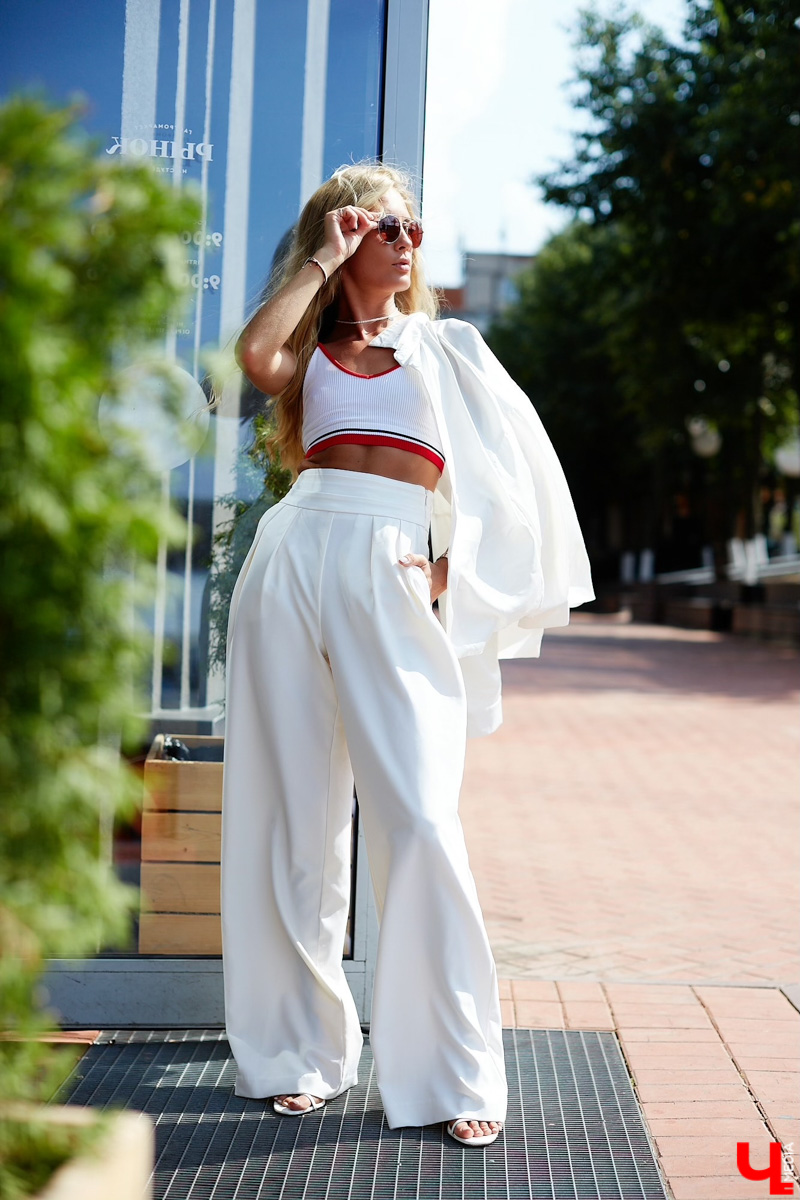 Влада Energy - активная и увлекающаяся личность. Девушка совмещает работу видеографа для коммерческих проектов, консультирует девушек, будучи спортивным нутрициологом, и ведет свой блог в Инстаграме. На съемку Влада приехала с целым чемоданом вещей, потому что привыкла всегда быть во всеоружии.