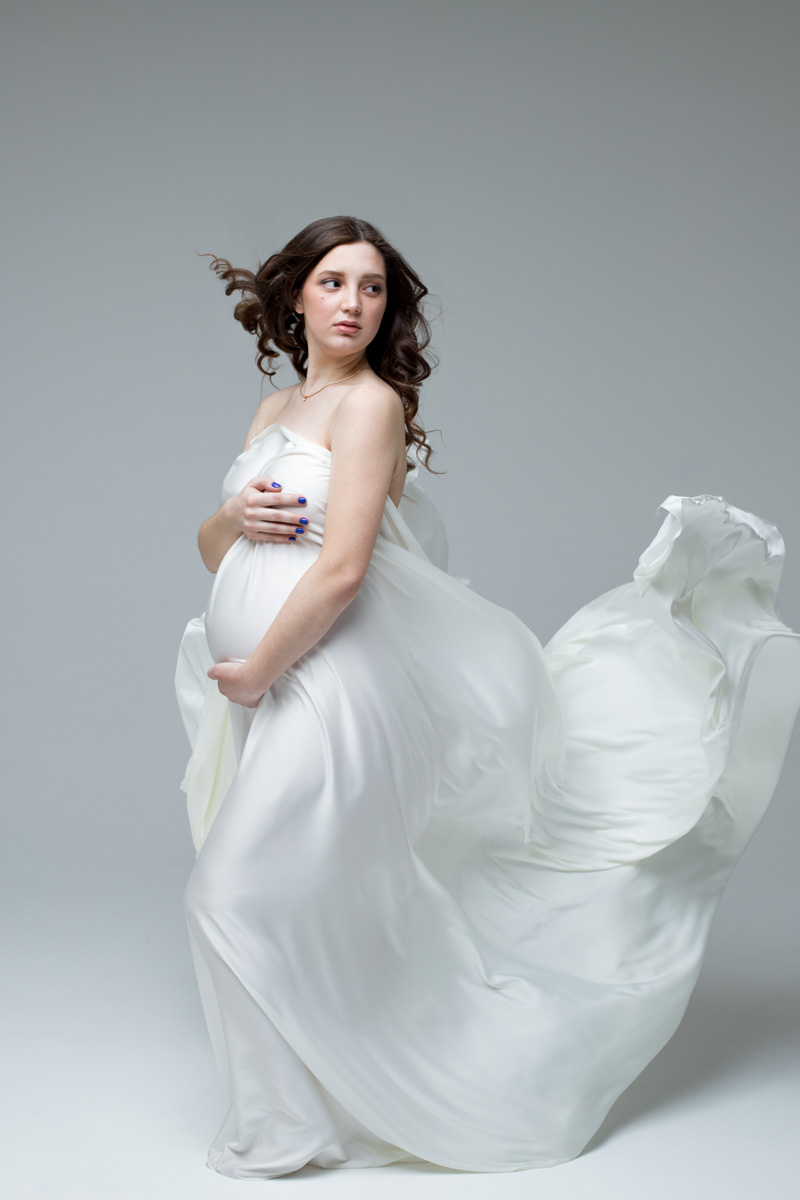 Александра Дёмина работает преимущественно с тонкими материями - эмоциями девушек и женщин, находящихся в приятном ожидании. Александра художественно преображает естественный и загадочный процесс беременности, снимает будущих мам. Наслаждаемся предвкушением счастья и задаем фотографу важные вопросы о съемке беременности.