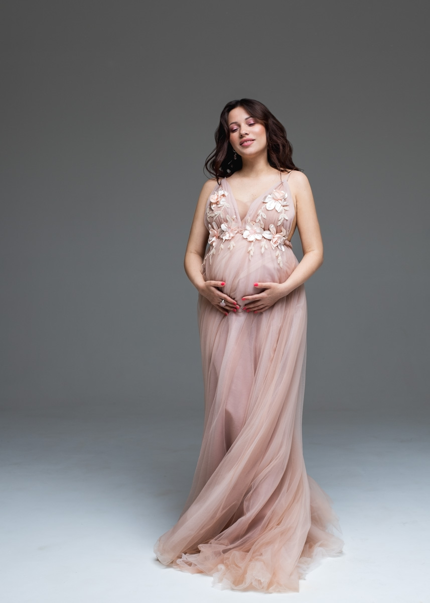 Александра Дёмина работает преимущественно с тонкими материями - эмоциями девушек и женщин, находящихся в приятном ожидании. Александра художественно преображает естественный и загадочный процесс беременности, снимает будущих мам. Наслаждаемся предвкушением счастья и задаем фотографу важные вопросы о съемке беременности.