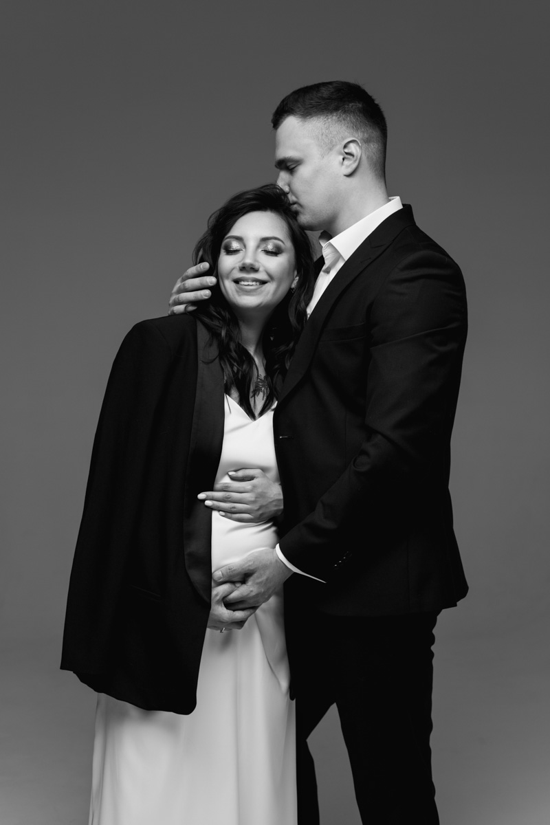 Александра Дёмина работает преимущественно с тонкими материями - эмоциями девушек и женщин, находящихся в приятном ожидании. Александра художественно преображает естественный и загадочный процесс беременности, снимает будущих мам. Наслаждаемся предвкушением счастья и задаем фотографу важные вопросы о съемке беременности.