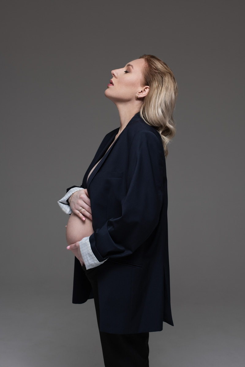 Александра Дёмина работает преимущественно с тонкими материями - эмоциями девушек и женщин, находящихся в приятном ожидании. Александра художественно преображает естественный и загадочный процесс беременности, снимает будущих мам. Наслаждаемся предвкушением счастья и задаем фотографу важные вопросы о съемке беременности.