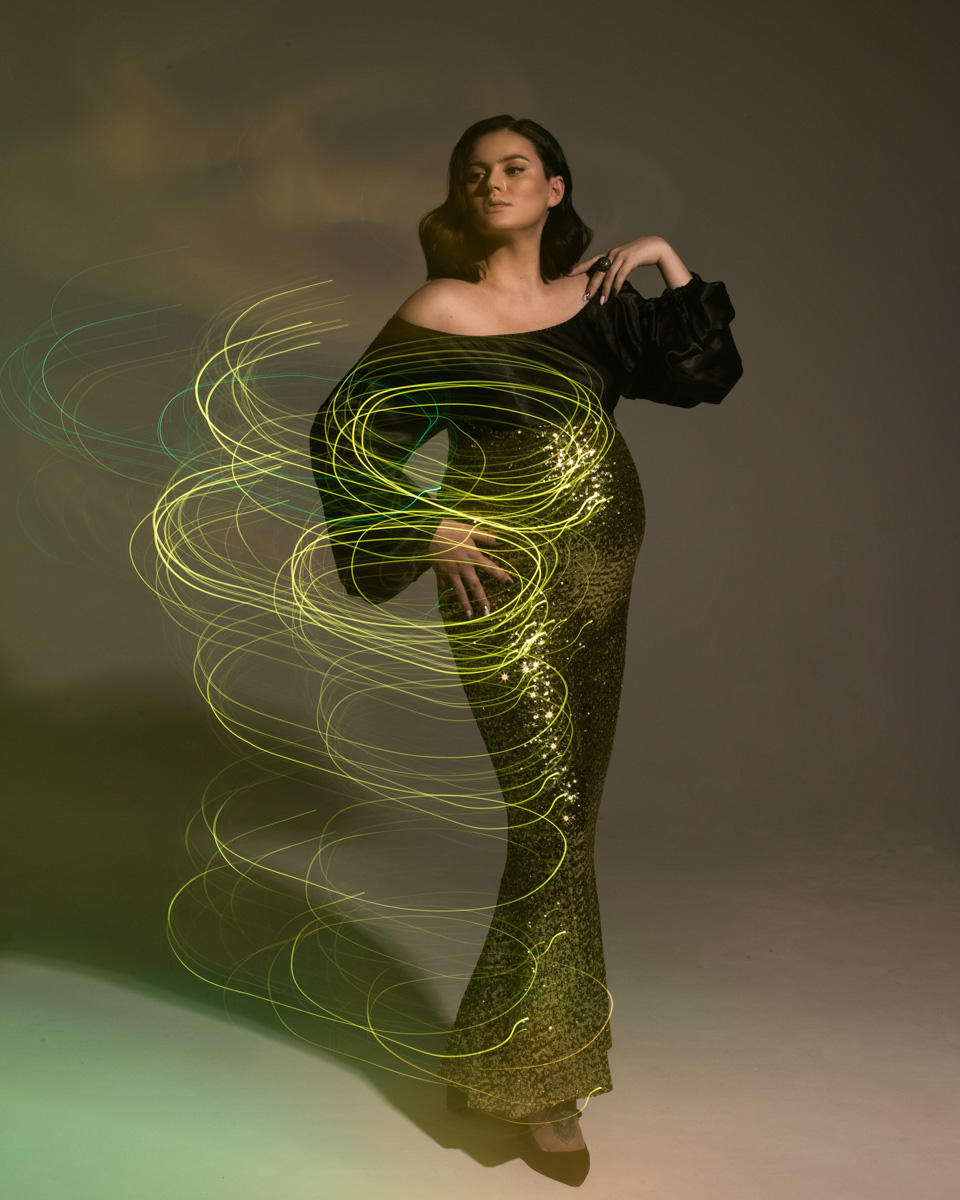 Александра Дёмина работает преимущественно с тонкими материями - эмоциями девушек и женщин, находящихся в приятном ожидании. Александра художественно преображает естественный и загадочный процесс беременности, снимает будущих мам. Наслаждаемся предвкушением счастья и задаем фотографу важные вопросы о съемке беременности.