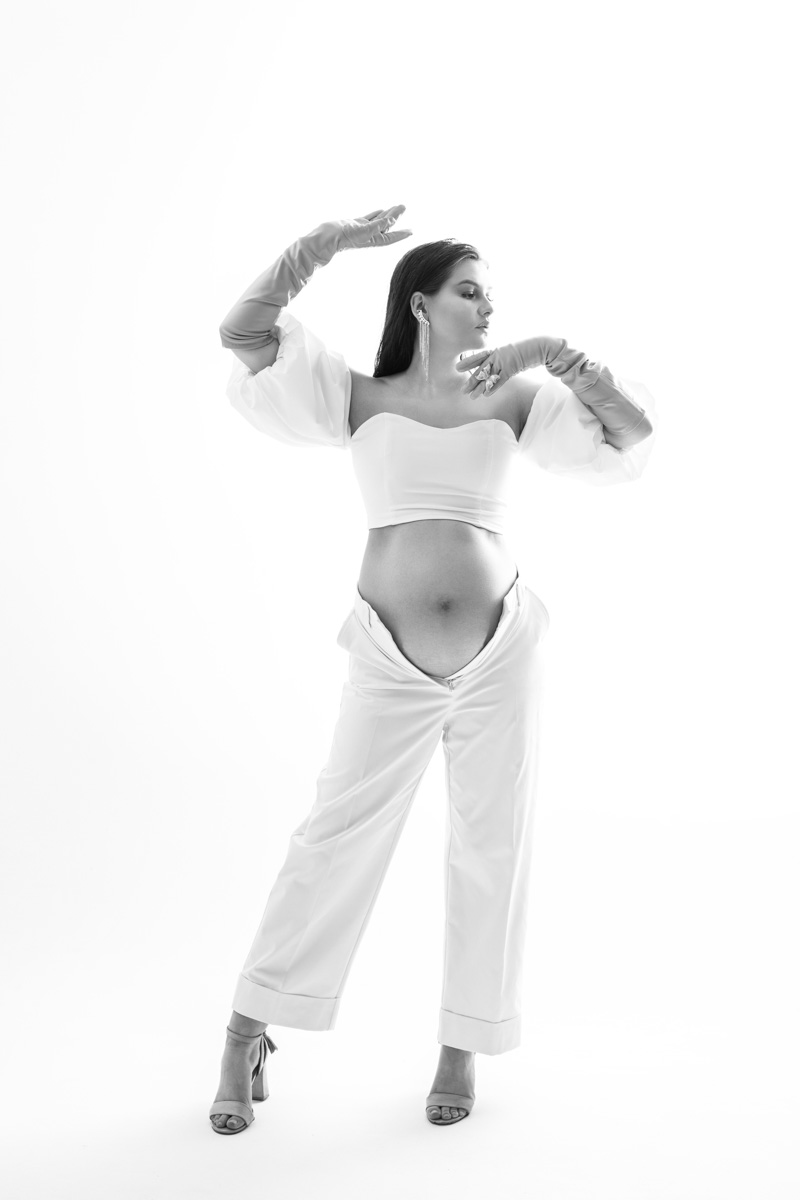 Александра Дёмина работает преимущественно с тонкими материями - эмоциями девушек и женщин, находящихся в приятном ожидании. Александра художественно преображает естественный и загадочный процесс беременности, снимает будущих мам. Наслаждаемся предвкушением счастья и задаем фотографу важные вопросы о съемке беременности.