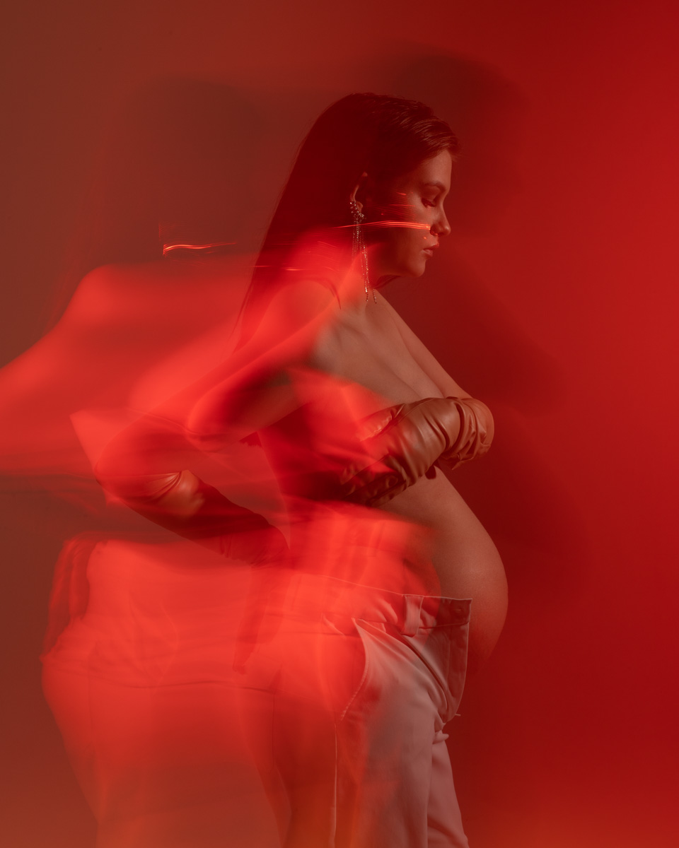 Александра Дёмина работает преимущественно с тонкими материями - эмоциями девушек и женщин, находящихся в приятном ожидании. Александра художественно преображает естественный и загадочный процесс беременности, снимает будущих мам. Наслаждаемся предвкушением счастья и задаем фотографу важные вопросы о съемке беременности.