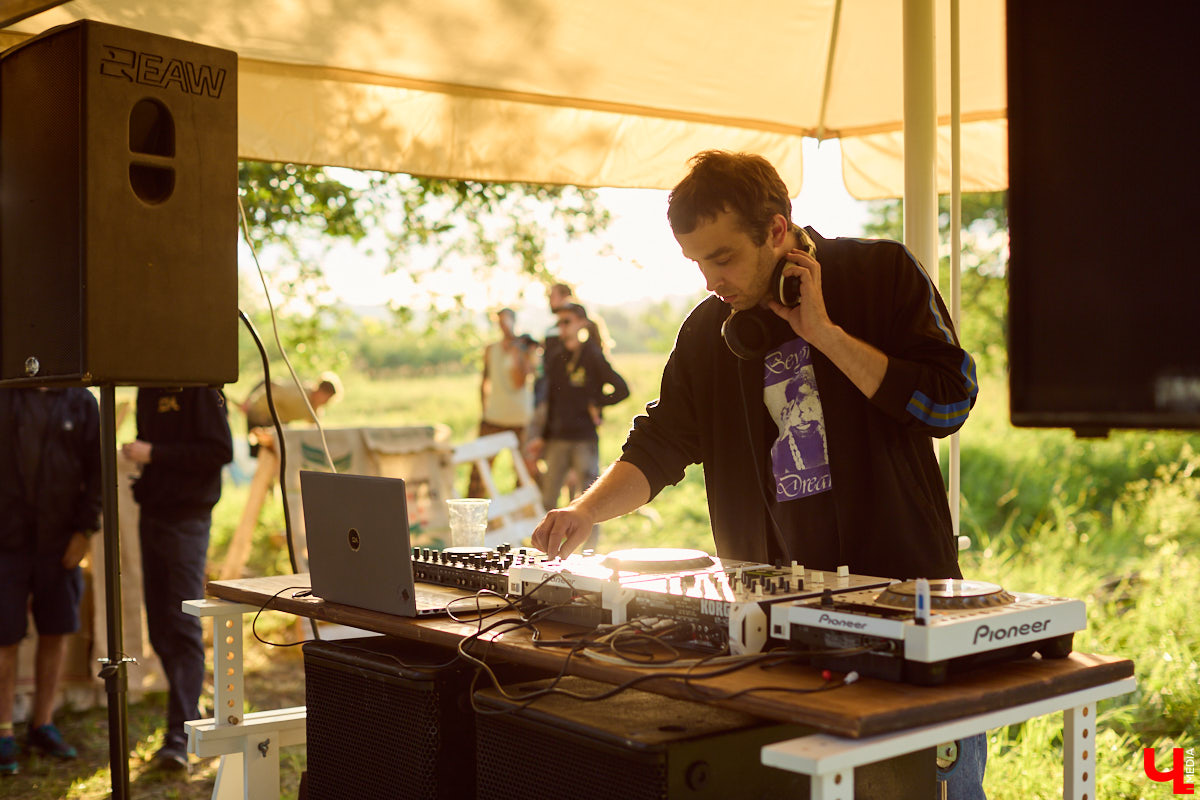 Каждый местный любитель электроники хотя бы раз бывал на мероприятиях объединения PANORAMA. Комьюнити ассоциируется с форматом летних оупенов, которые знакомят слушателей с новыми течениями в музыке. Что представляет из себя на данный момент PANORAMA и какие, по мнению одного из организаторов электронного джема Aftarain, сегодня в тренде жанры и стили, — в материале «Ключ-Медиа».