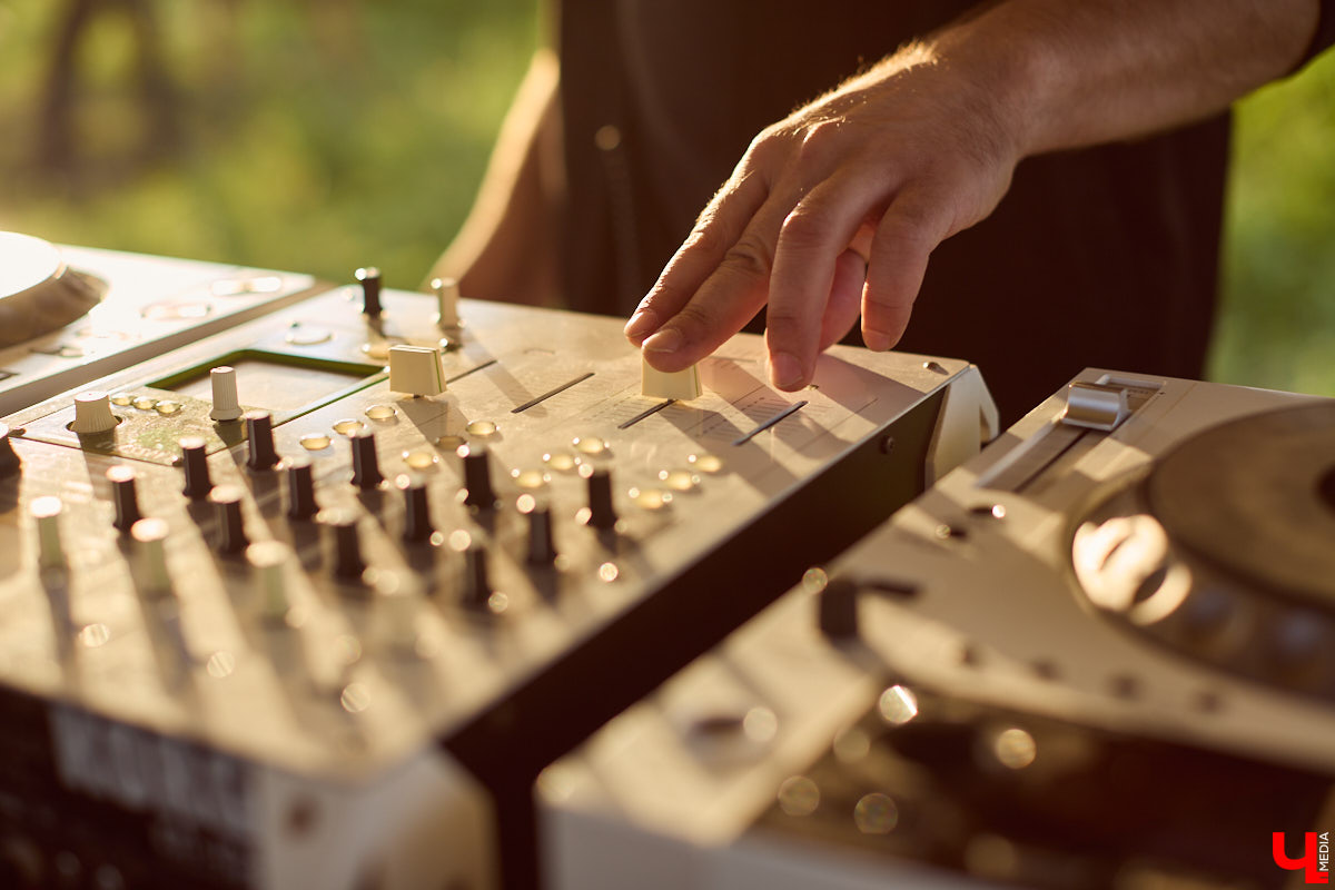 Каждый местный любитель электроники хотя бы раз бывал на мероприятиях объединения PANORAMA. Комьюнити ассоциируется с форматом летних оупенов, которые знакомят слушателей с новыми течениями в музыке. Что представляет из себя на данный момент PANORAMA и какие, по мнению одного из организаторов электронного джема Aftarain, сегодня в тренде жанры и стили, — в материале «Ключ-Медиа».