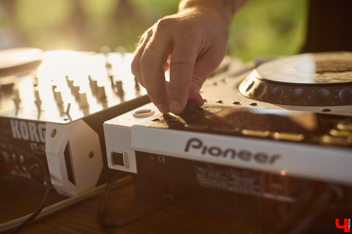 Каждый местный любитель электроники хотя бы раз бывал на мероприятиях объединения PANORAMA. Комьюнити ассоциируется с форматом летних оупенов, которые знакомят слушателей с новыми течениями в музыке. Что представляет из себя на данный момент PANORAMA и какие, по мнению одного из организаторов электронного джема Aftarain, сегодня в тренде жанры и стили, — в материале «Ключ-Медиа».