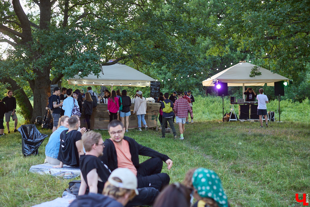 Каждый местный любитель электроники хотя бы раз бывал на мероприятиях объединения PANORAMA. Комьюнити ассоциируется с форматом летних оупенов, которые знакомят слушателей с новыми течениями в музыке. Что представляет из себя на данный момент PANORAMA и какие, по мнению одного из организаторов электронного джема Aftarain, сегодня в тренде жанры и стили, — в материале «Ключ-Медиа».