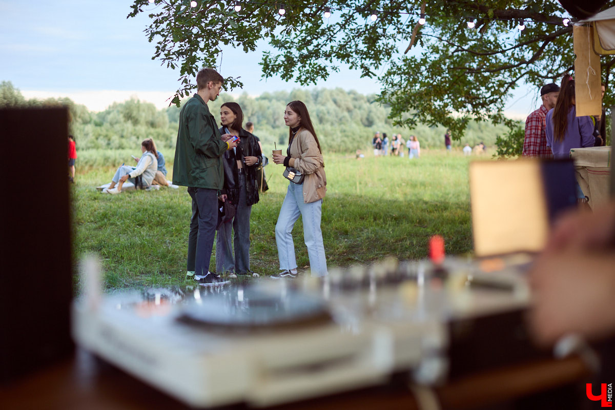 Каждый местный любитель электроники хотя бы раз бывал на мероприятиях объединения PANORAMA. Комьюнити ассоциируется с форматом летних оупенов, которые знакомят слушателей с новыми течениями в музыке. Что представляет из себя на данный момент PANORAMA и какие, по мнению одного из организаторов электронного джема Aftarain, сегодня в тренде жанры и стили, — в материале «Ключ-Медиа».