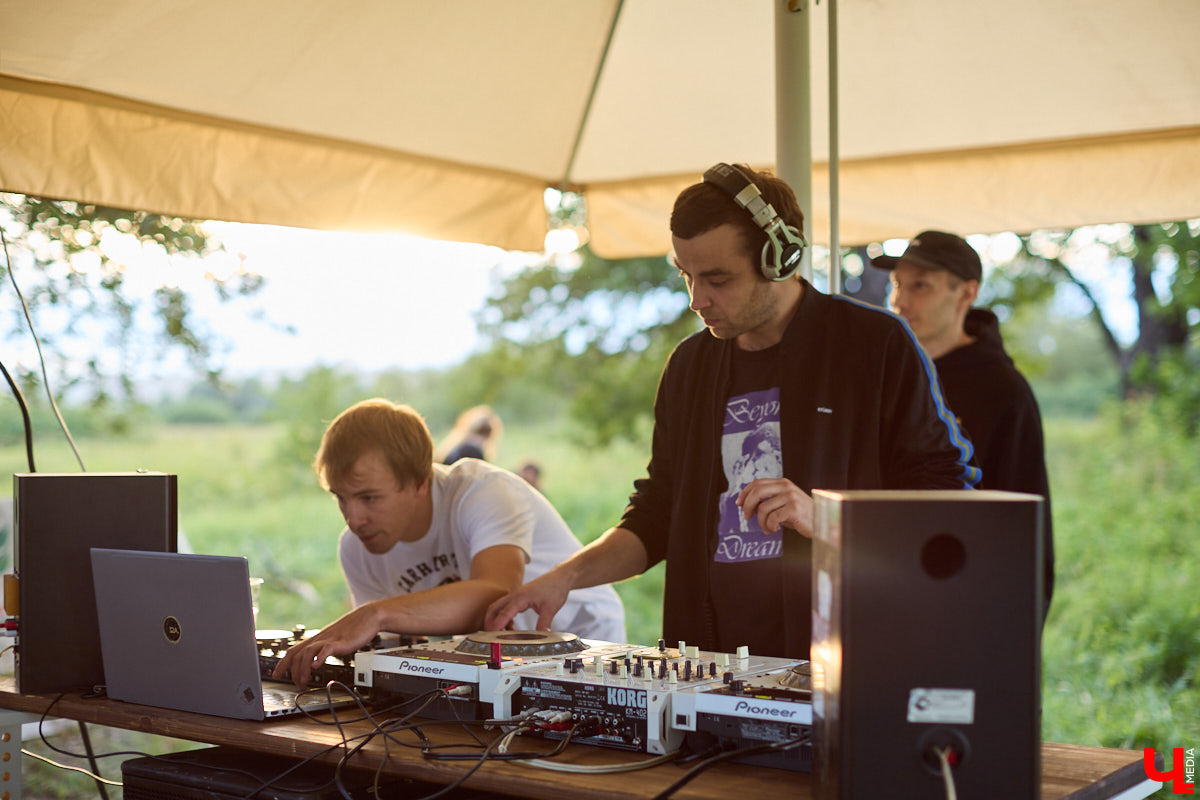 Каждый местный любитель электроники хотя бы раз бывал на мероприятиях объединения PANORAMA. Комьюнити ассоциируется с форматом летних оупенов, которые знакомят слушателей с новыми течениями в музыке. Что представляет из себя на данный момент PANORAMA и какие, по мнению одного из организаторов электронного джема Aftarain, сегодня в тренде жанры и стили, — в материале «Ключ-Медиа».