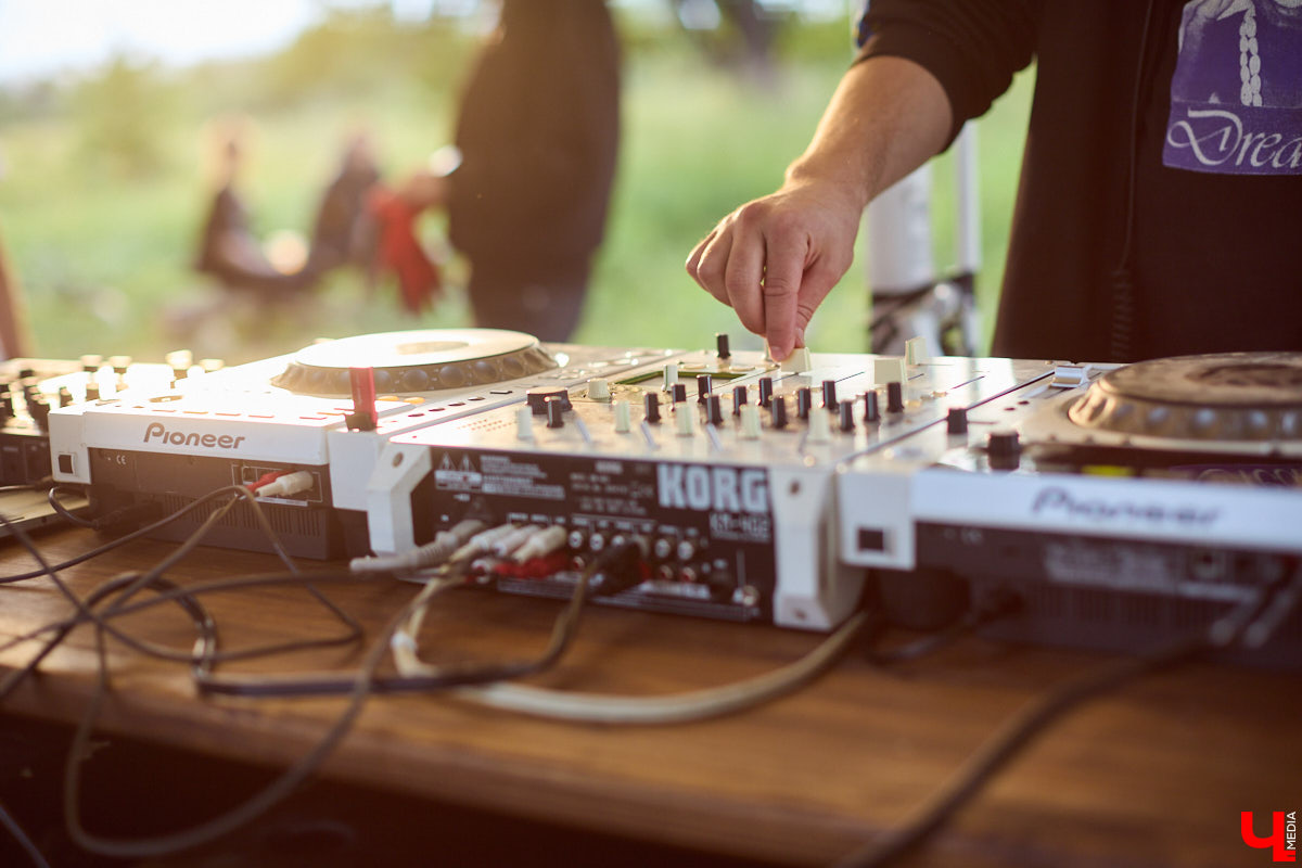 Каждый местный любитель электроники хотя бы раз бывал на мероприятиях объединения PANORAMA. Комьюнити ассоциируется с форматом летних оупенов, которые знакомят слушателей с новыми течениями в музыке. Что представляет из себя на данный момент PANORAMA и какие, по мнению одного из организаторов электронного джема Aftarain, сегодня в тренде жанры и стили, — в материале «Ключ-Медиа».