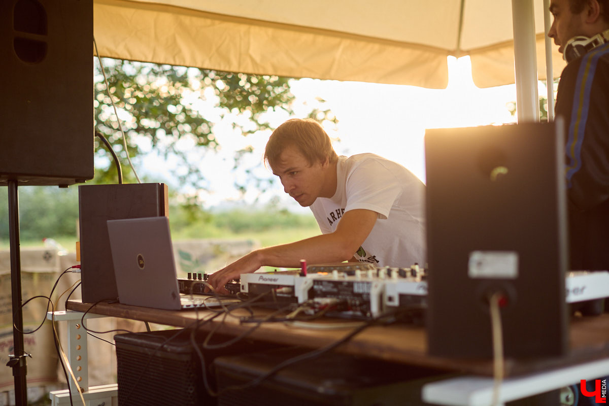 Каждый местный любитель электроники хотя бы раз бывал на мероприятиях объединения PANORAMA. Комьюнити ассоциируется с форматом летних оупенов, которые знакомят слушателей с новыми течениями в музыке. Что представляет из себя на данный момент PANORAMA и какие, по мнению одного из организаторов электронного джема Aftarain, сегодня в тренде жанры и стили, — в материале «Ключ-Медиа».