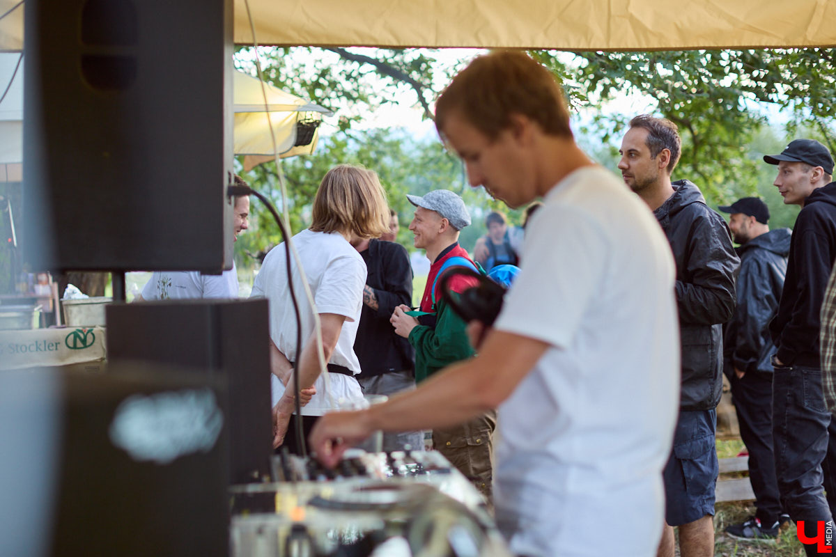 Каждый местный любитель электроники хотя бы раз бывал на мероприятиях объединения PANORAMA. Комьюнити ассоциируется с форматом летних оупенов, которые знакомят слушателей с новыми течениями в музыке. Что представляет из себя на данный момент PANORAMA и какие, по мнению одного из организаторов электронного джема Aftarain, сегодня в тренде жанры и стили, — в материале «Ключ-Медиа».