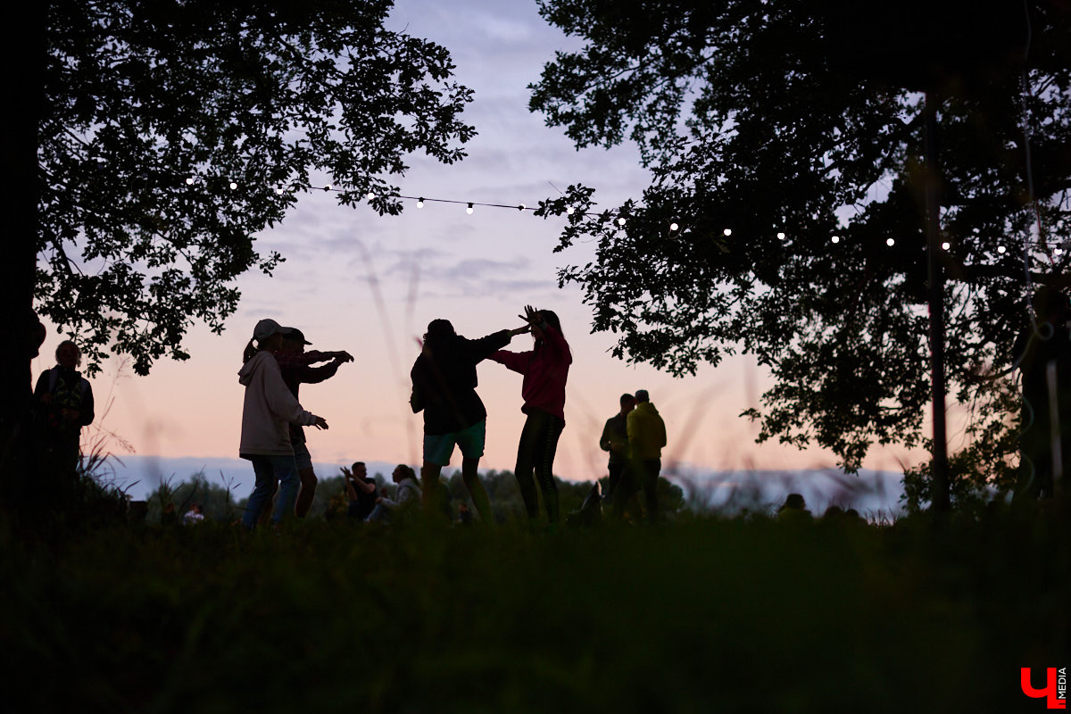 Каждый местный любитель электроники хотя бы раз бывал на мероприятиях объединения PANORAMA. Комьюнити ассоциируется с форматом летних оупенов, которые знакомят слушателей с новыми течениями в музыке. Что представляет из себя на данный момент PANORAMA и какие, по мнению одного из организаторов электронного джема Aftarain, сегодня в тренде жанры и стили, — в материале «Ключ-Медиа».