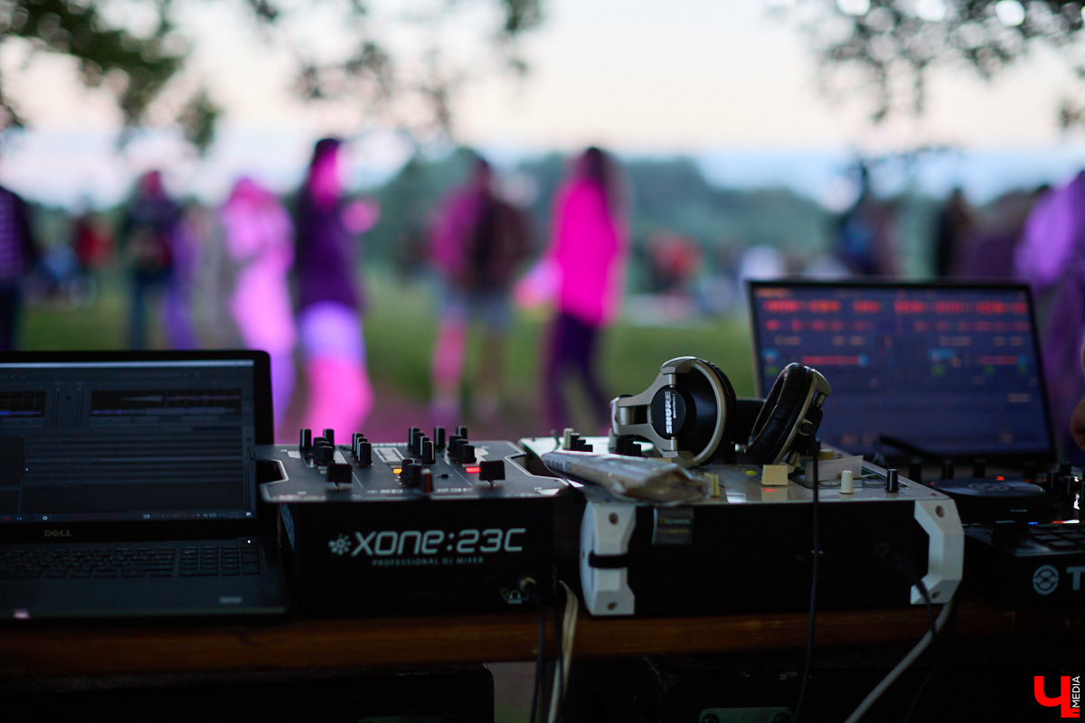 Каждый местный любитель электроники хотя бы раз бывал на мероприятиях объединения PANORAMA. Комьюнити ассоциируется с форматом летних оупенов, которые знакомят слушателей с новыми течениями в музыке. Что представляет из себя на данный момент PANORAMA и какие, по мнению одного из организаторов электронного джема Aftarain, сегодня в тренде жанры и стили, — в материале «Ключ-Медиа».