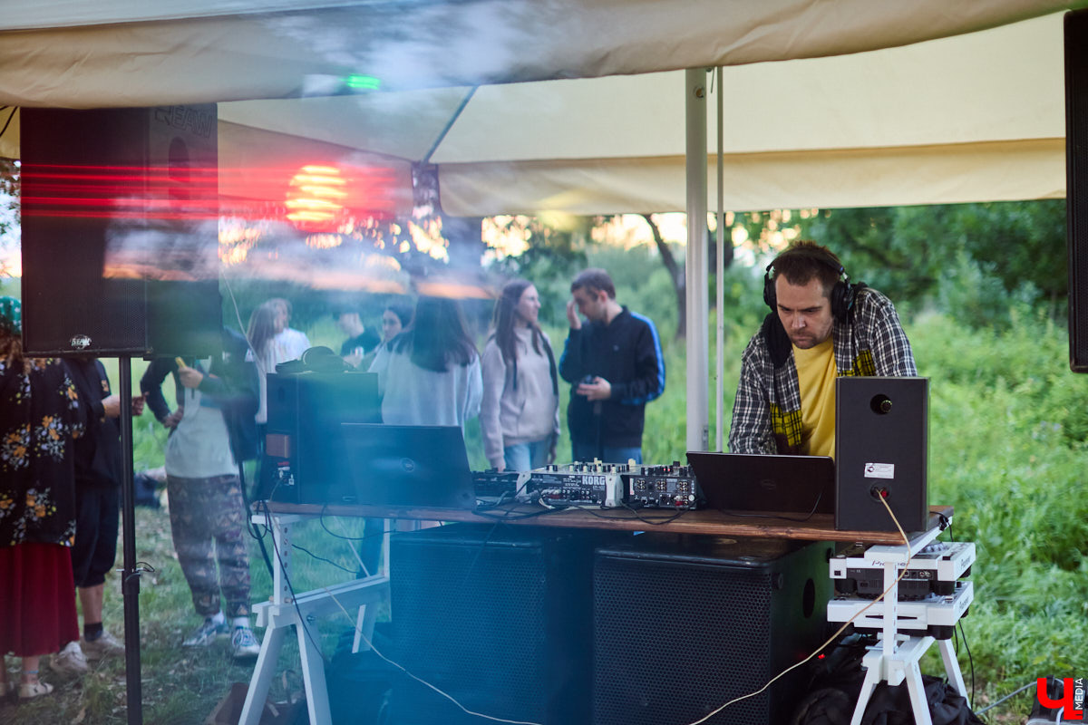 Каждый местный любитель электроники хотя бы раз бывал на мероприятиях объединения PANORAMA. Комьюнити ассоциируется с форматом летних оупенов, которые знакомят слушателей с новыми течениями в музыке. Что представляет из себя на данный момент PANORAMA и какие, по мнению одного из организаторов электронного джема Aftarain, сегодня в тренде жанры и стили, — в материале «Ключ-Медиа».