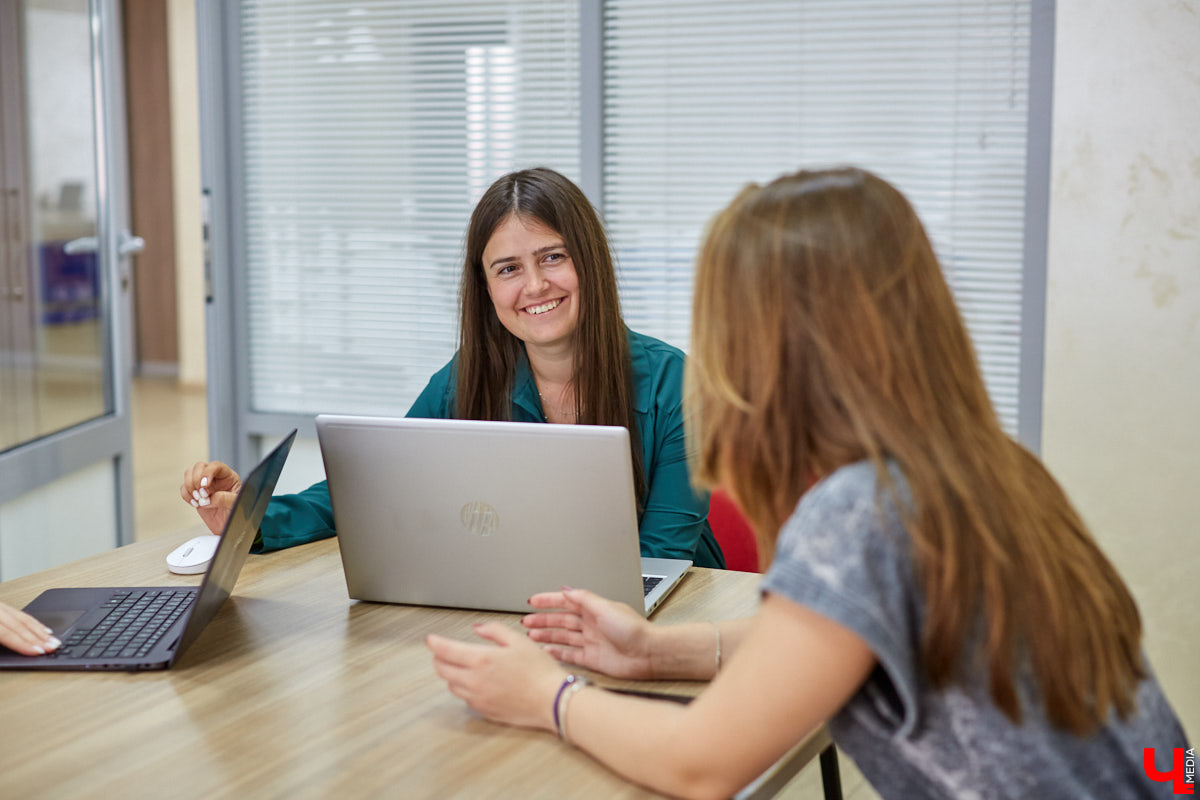 В апреле этого года «Ключ-Медиа» познакомился с только-только запустившимся проектом Риалвеб: филиалом интернет-агентства, который для поиска мотивированных сотрудников во Владимире открыл школу маркетинга. Окончив обучение, студенты получили офферы - новую перспективную работу. Узнаем, как маркетинг изменил жизнь владимирцев.