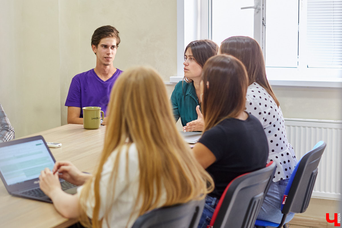 В апреле этого года «Ключ-Медиа» познакомился с только-только запустившимся проектом Риалвеб: филиалом интернет-агентства, который для поиска мотивированных сотрудников во Владимире открыл школу маркетинга. Окончив обучение, студенты получили офферы - новую перспективную работу. Узнаем, как маркетинг изменил жизнь владимирцев.