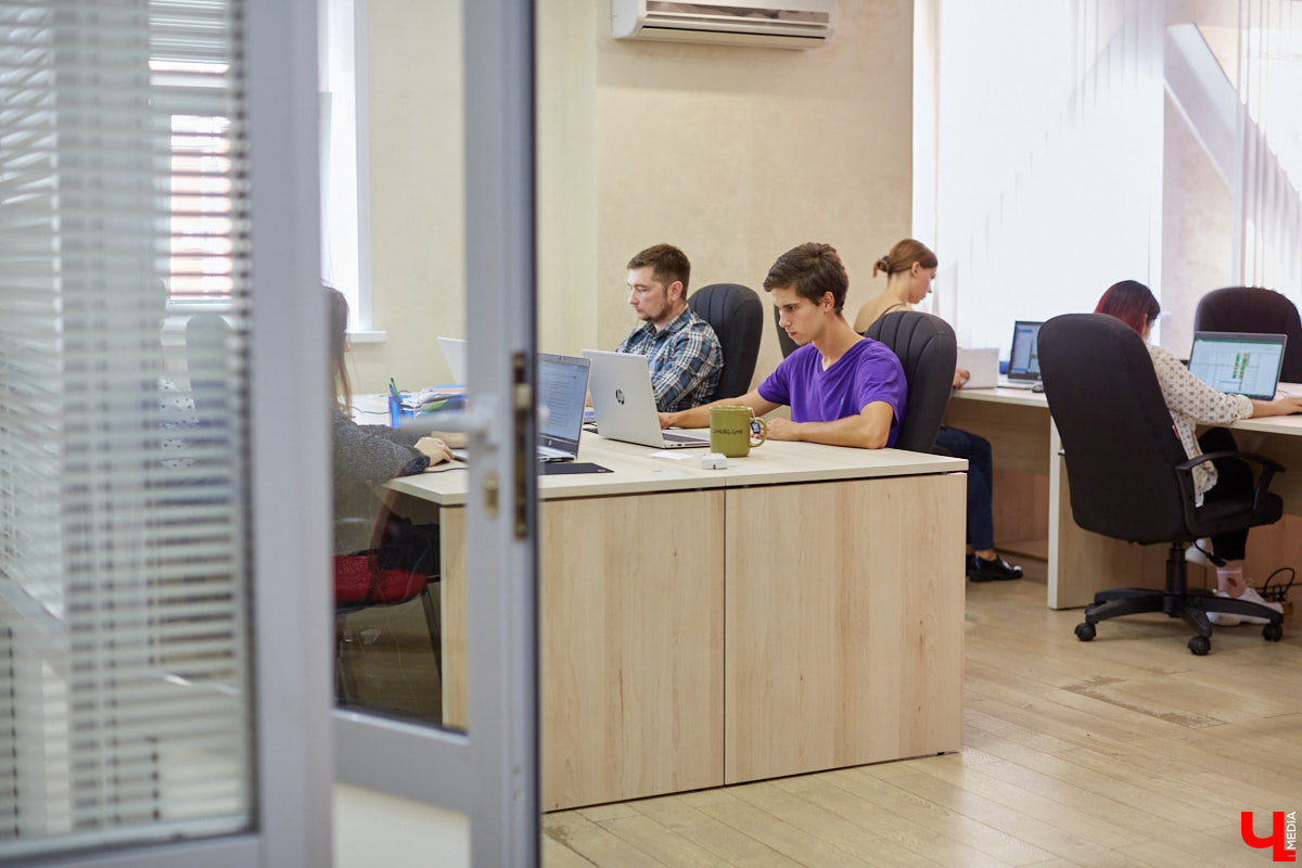 В апреле этого года «Ключ-Медиа» познакомился с только-только запустившимся проектом Риалвеб: филиалом интернет-агентства, который для поиска мотивированных сотрудников во Владимире открыл школу маркетинга. Окончив обучение, студенты получили офферы - новую перспективную работу. Узнаем, как маркетинг изменил жизнь владимирцев.