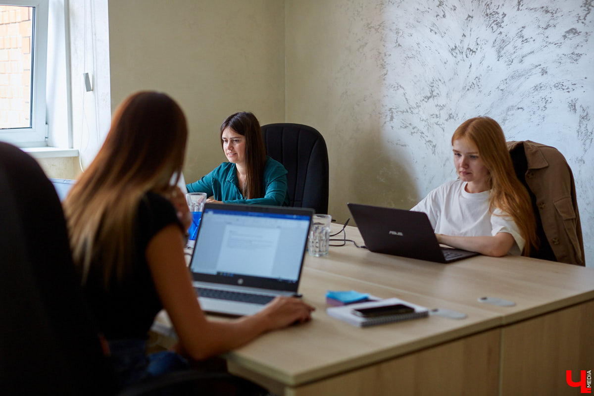 В апреле этого года «Ключ-Медиа» познакомился с только-только запустившимся проектом Риалвеб: филиалом интернет-агентства, который для поиска мотивированных сотрудников во Владимире открыл школу маркетинга. Окончив обучение, студенты получили офферы - новую перспективную работу. Узнаем, как маркетинг изменил жизнь владимирцев.