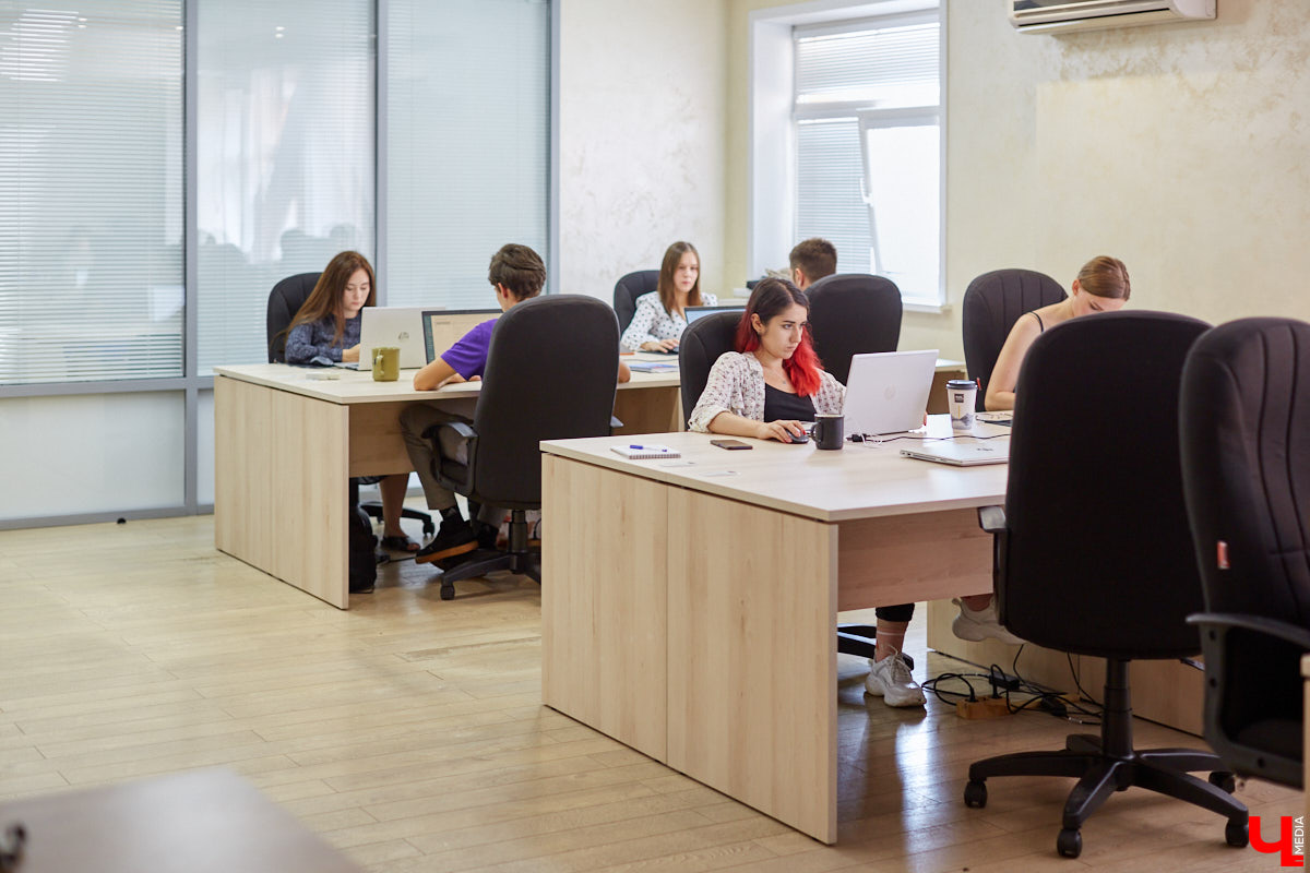 В апреле этого года «Ключ-Медиа» познакомился с только-только запустившимся проектом Риалвеб: филиалом интернет-агентства, который для поиска мотивированных сотрудников во Владимире открыл школу маркетинга. Окончив обучение, студенты получили офферы - новую перспективную работу. Узнаем, как маркетинг изменил жизнь владимирцев.