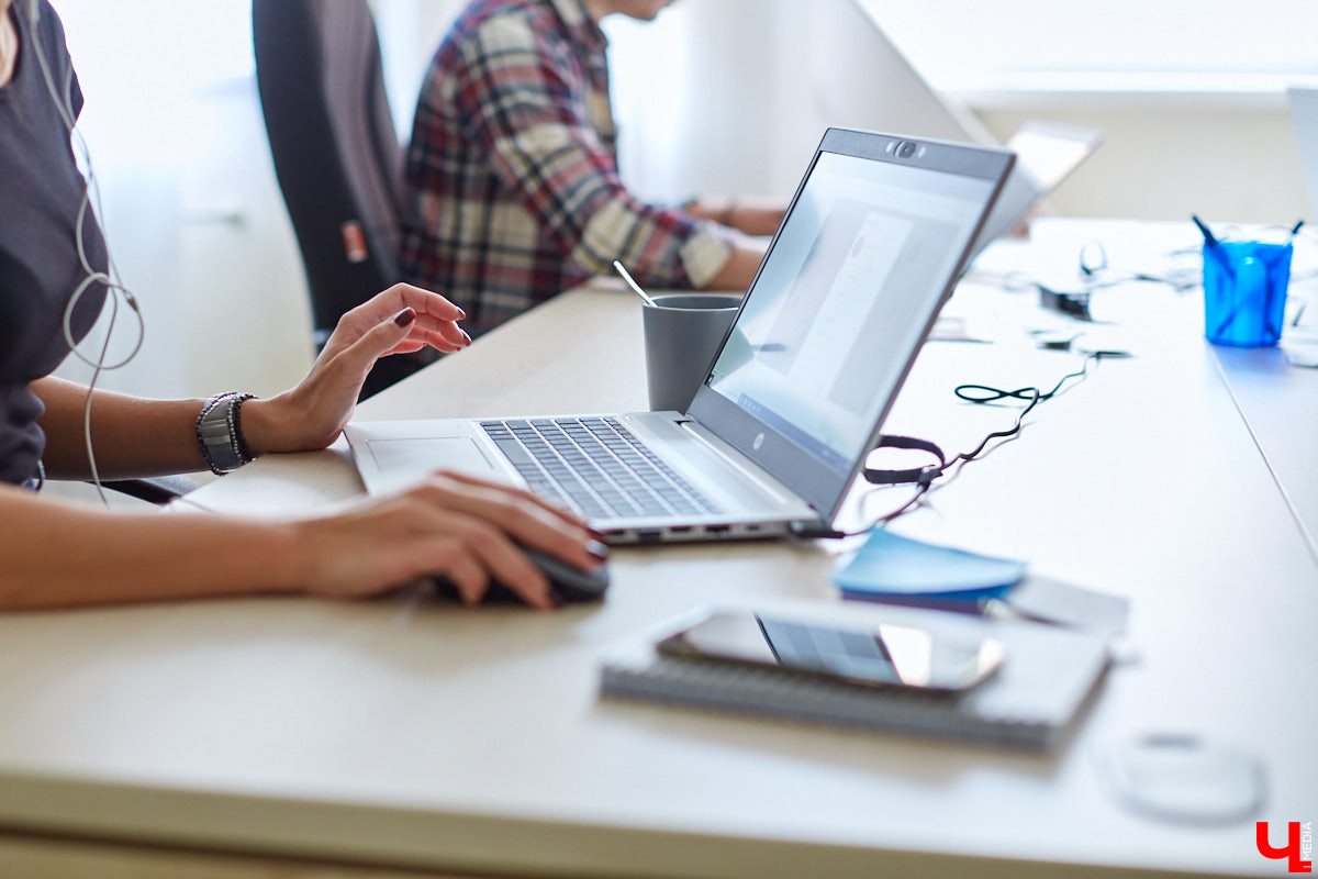 В апреле этого года «Ключ-Медиа» познакомился с только-только запустившимся проектом Риалвеб: филиалом интернет-агентства, который для поиска мотивированных сотрудников во Владимире открыл школу маркетинга. Окончив обучение, студенты получили офферы - новую перспективную работу. Узнаем, как маркетинг изменил жизнь владимирцев.