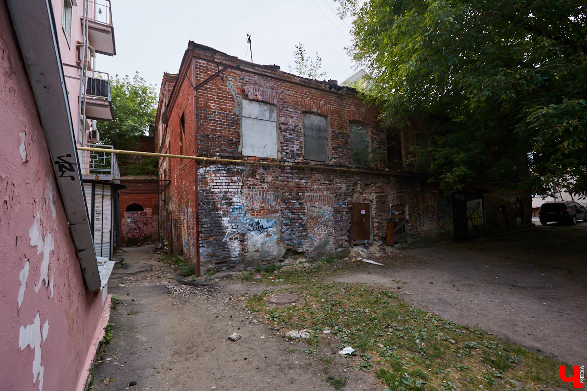 Сносить, реставрировать или забыть? Что делать со старинными владимирскими домами? Однозначного ответа нет, но задуматься в очередной раз стоит.