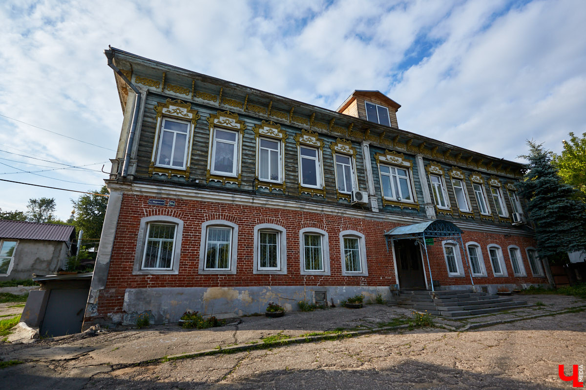 Сносить, реставрировать или забыть? Что делать со старинными владимирскими домами? Однозначного ответа нет, но задуматься в очередной раз стоит.