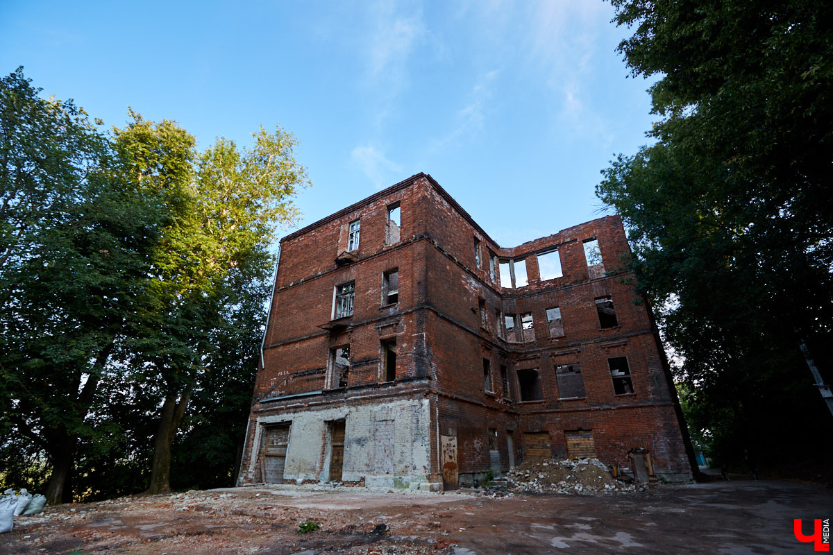 Сносить, реставрировать или забыть? Что делать со старинными владимирскими домами? Однозначного ответа нет, но задуматься в очередной раз стоит.