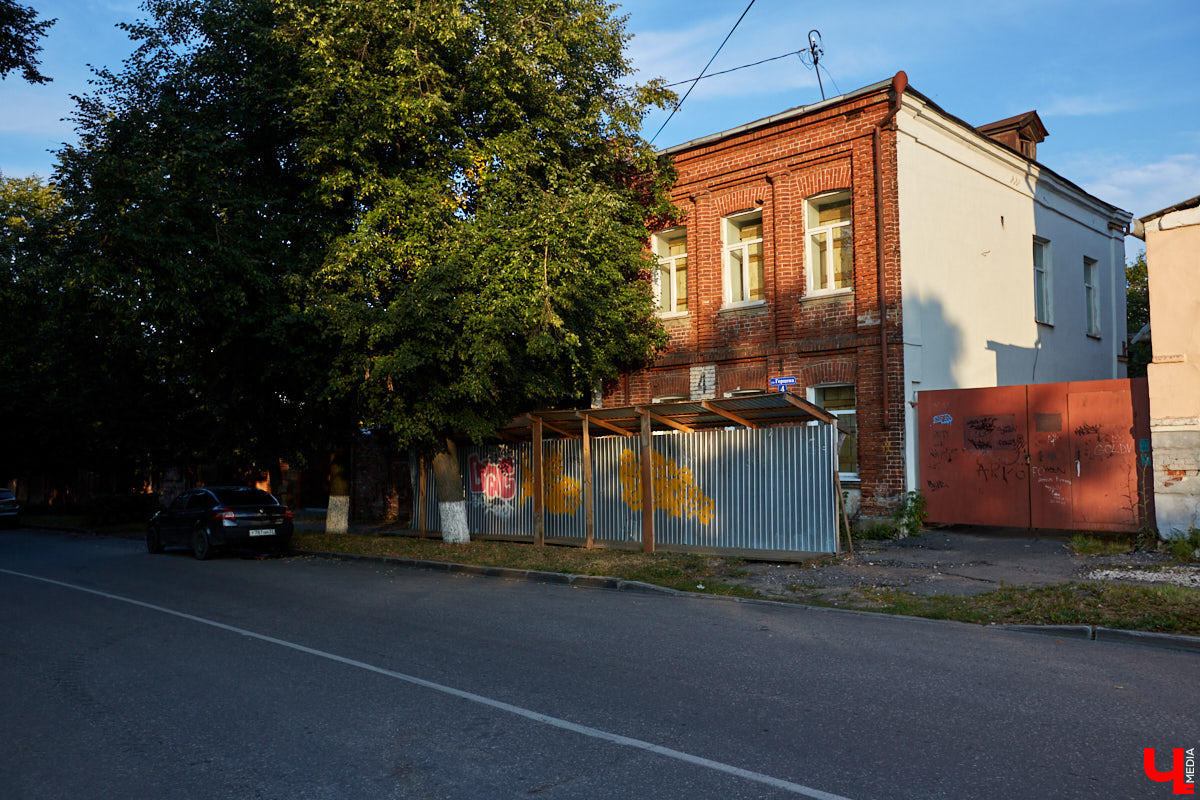 Сносить, реставрировать или забыть? Что делать со старинными владимирскими домами? Однозначного ответа нет, но задуматься в очередной раз стоит.