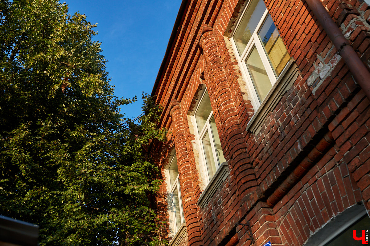 Сносить, реставрировать или забыть? Что делать со старинными владимирскими домами? Однозначного ответа нет, но задуматься в очередной раз стоит.