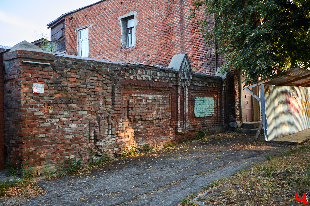 Сносить, реставрировать или забыть? Что делать со старинными владимирскими домами? Однозначного ответа нет, но задуматься в очередной раз стоит.