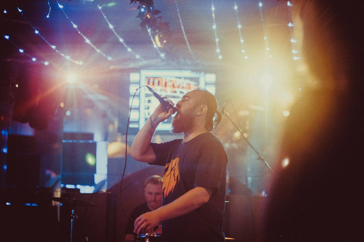 Олдскульных музыкантов не остановить: несколько синглов готовится к релизу, несколько уже опубликовано. Зреет альбом. Общаемся с вокалистом «УЧАНО» Леонидом Ионовым о творчестве, подсознательной абстракции, а также планах группы на ближайшее будущее.