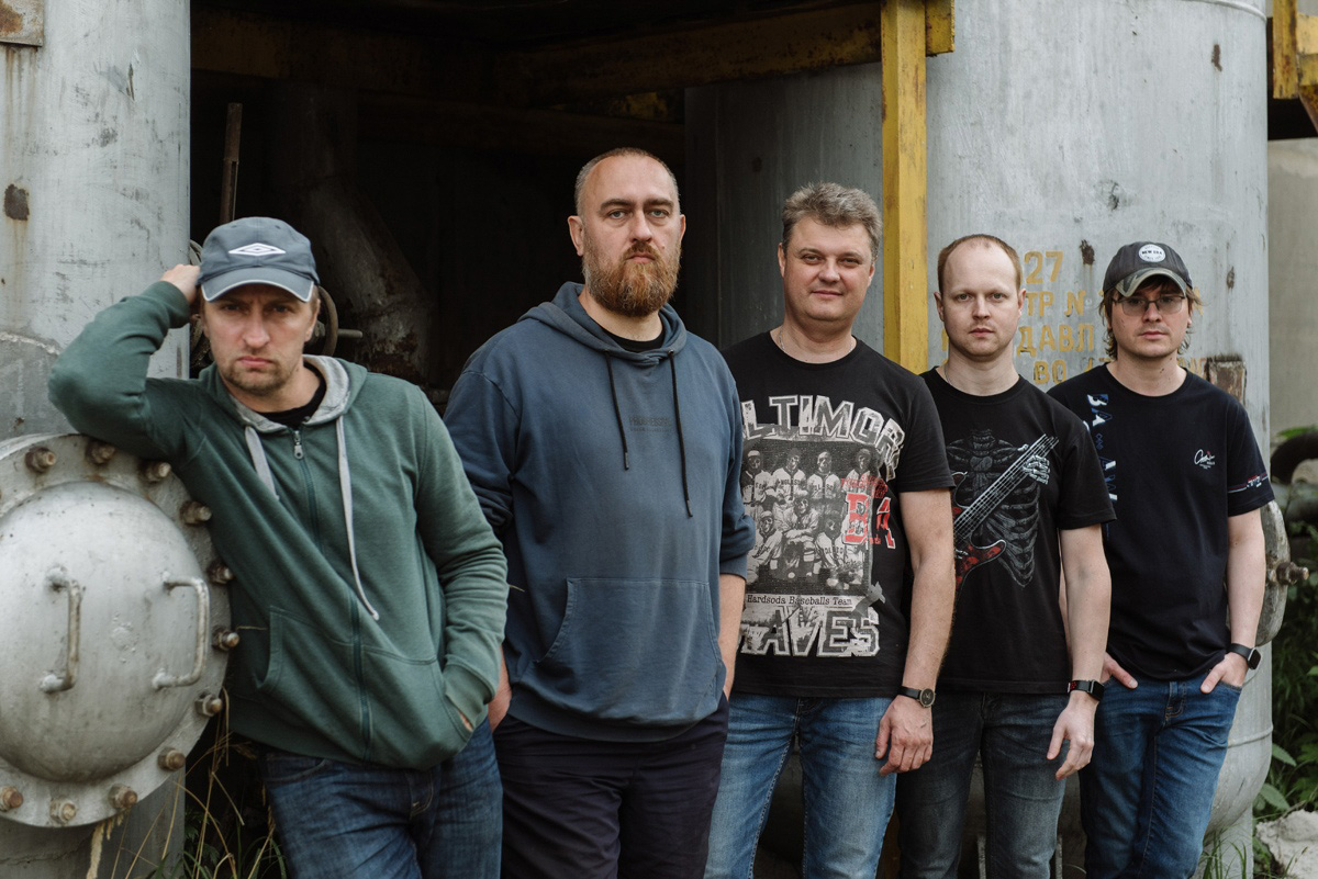 Олдскульных музыкантов не остановить: несколько синглов готовится к релизу, несколько уже опубликовано. Зреет альбом. Общаемся с вокалистом «УЧАНО» Леонидом Ионовым о творчестве, подсознательной абстракции, а также планах группы на ближайшее будущее.