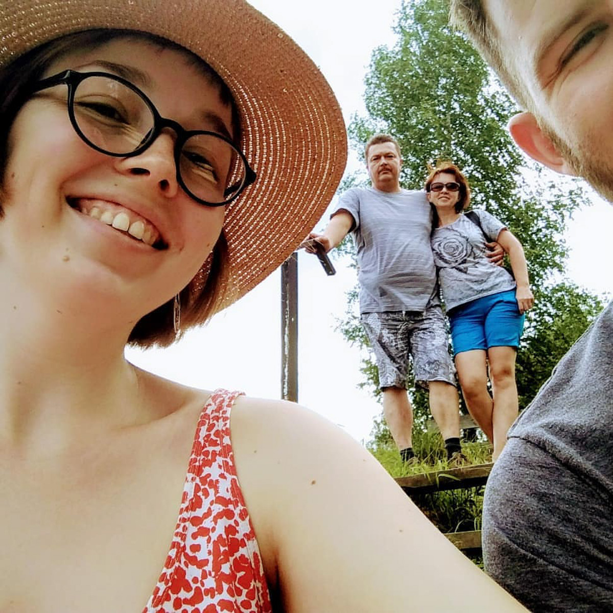 Екатерина Воробьева работала преподавательницей в «Американском доме» и там же встретила своего иностранного коллегу Кристиана. Почти с момента встречи они стали неразлучны, и вот спустя три года в совместной жизни молодых людей уже произошло предложение под «City of stars» из «Ла-Ла Ленд», свадьба с гостями по Zoom и переезд в Бостон.